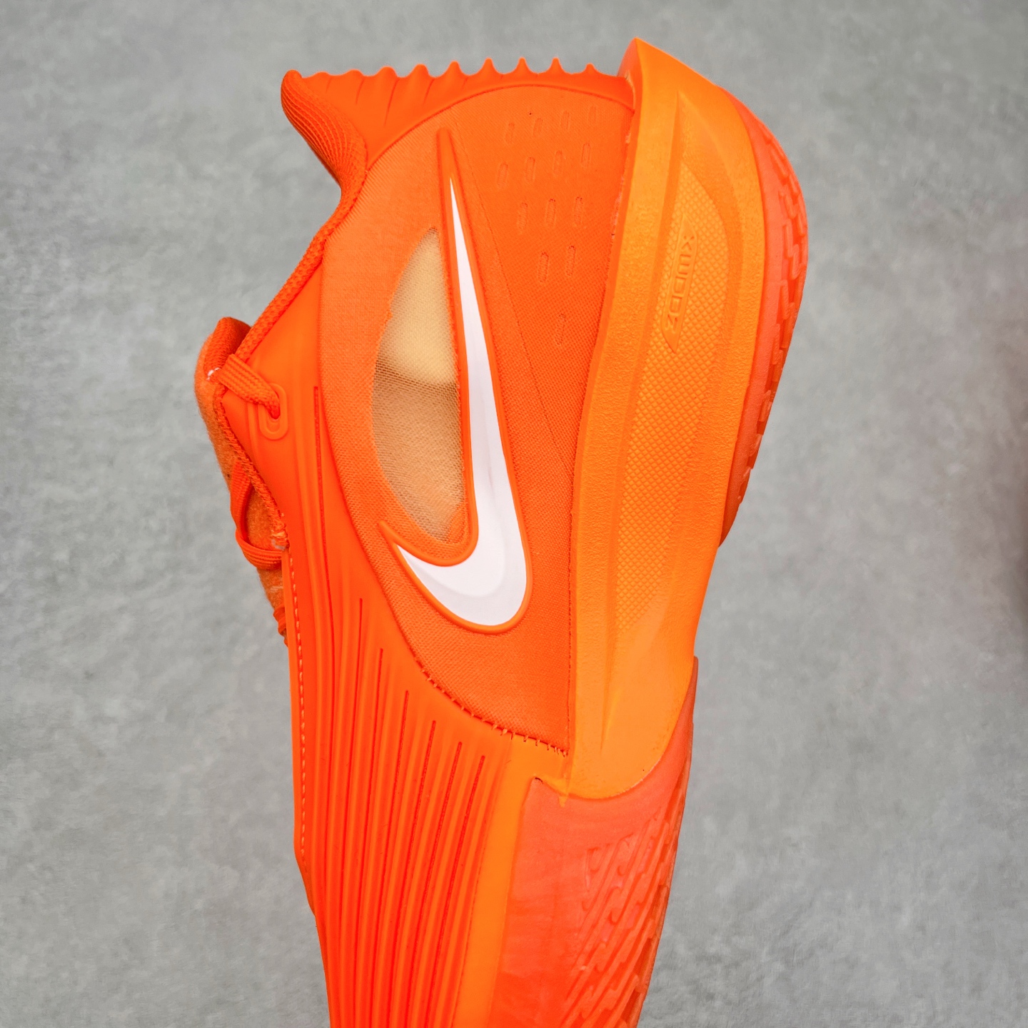 图片[7]-NK G.T. Cut 3.0 EP GT3代实战篮球鞋 DJ6015-108 该鞋款采用出众回弹设计 为切入、转向和移步篮筐提供出色的能量回馈 回弹性能带来弹力充沛的迈步体验 助你爆发疾速 全掌型 ZoomX 泡绵 缔造弹力出众的轻盈迈步体验 助你在比赛升温时能够急速快攻 驰骋全场 鞋面绳线与鞋带相结合 有助稳固前足 后跟搭配加垫鞋口 为脚踝营造舒适稳固感受 全掌型 ZoomX 泡绵 能够带来出众的能量回馈 前足外侧采用精巧塑料覆面 在瞬间爆发时提供稳固脚感 尺码：40 40.5 41 42 42.5 43 44 44.5 45 46-选品中心