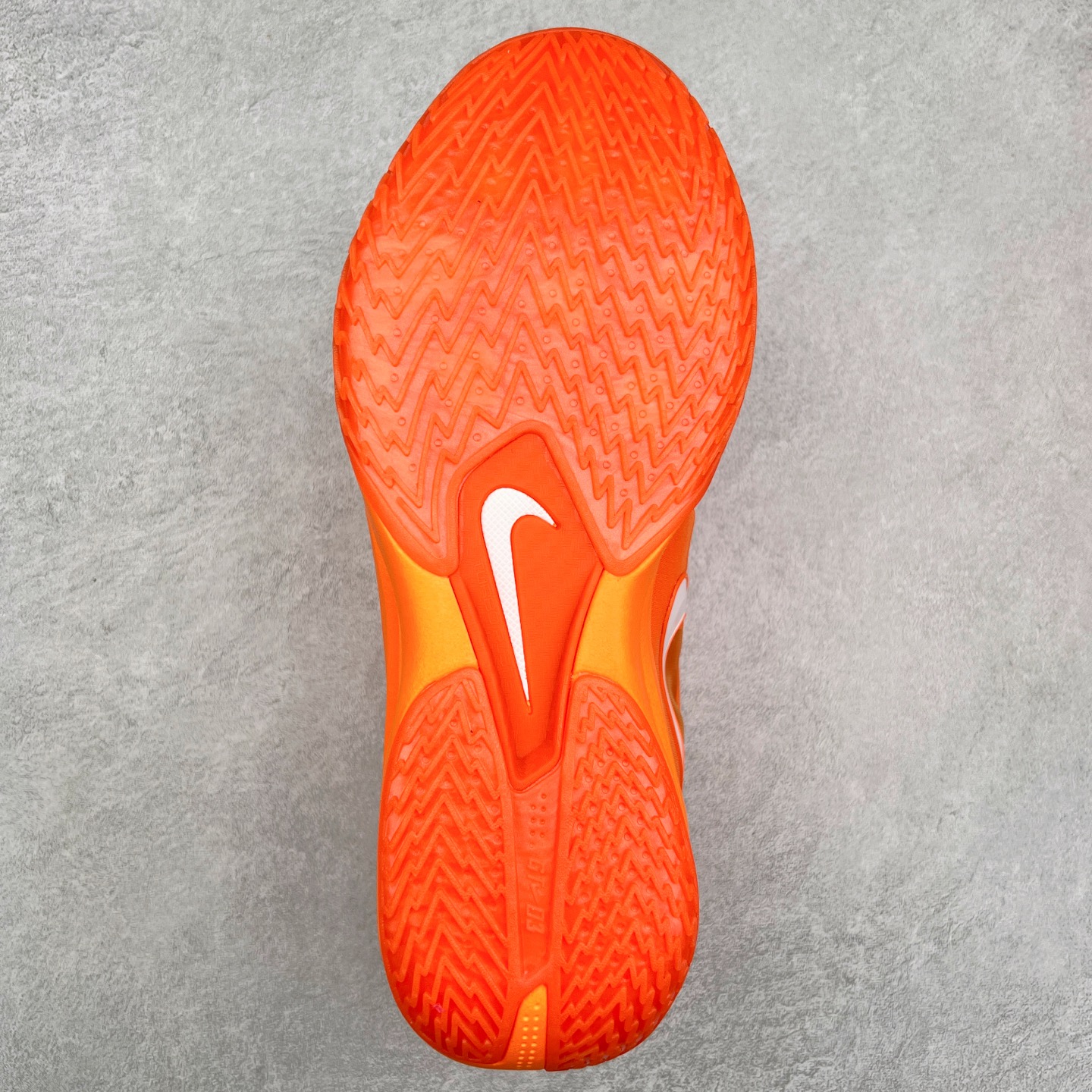 图片[9]-NK G.T. Cut 3.0 EP GT3代实战篮球鞋 DJ6015-108 该鞋款采用出众回弹设计 为切入、转向和移步篮筐提供出色的能量回馈 回弹性能带来弹力充沛的迈步体验 助你爆发疾速 全掌型 ZoomX 泡绵 缔造弹力出众的轻盈迈步体验 助你在比赛升温时能够急速快攻 驰骋全场 鞋面绳线与鞋带相结合 有助稳固前足 后跟搭配加垫鞋口 为脚踝营造舒适稳固感受 全掌型 ZoomX 泡绵 能够带来出众的能量回馈 前足外侧采用精巧塑料覆面 在瞬间爆发时提供稳固脚感 尺码：40 40.5 41 42 42.5 43 44 44.5 45 46-选品中心