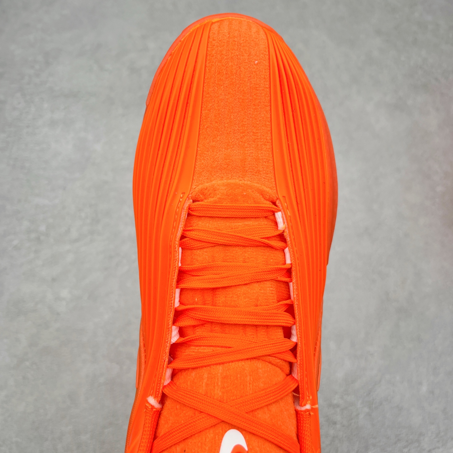 图片[4]-NK G.T. Cut 3.0 EP GT3代实战篮球鞋 DJ6015-108 该鞋款采用出众回弹设计 为切入、转向和移步篮筐提供出色的能量回馈 回弹性能带来弹力充沛的迈步体验 助你爆发疾速 全掌型 ZoomX 泡绵 缔造弹力出众的轻盈迈步体验 助你在比赛升温时能够急速快攻 驰骋全场 鞋面绳线与鞋带相结合 有助稳固前足 后跟搭配加垫鞋口 为脚踝营造舒适稳固感受 全掌型 ZoomX 泡绵 能够带来出众的能量回馈 前足外侧采用精巧塑料覆面 在瞬间爆发时提供稳固脚感 尺码：40 40.5 41 42 42.5 43 44 44.5 45 46-选品中心