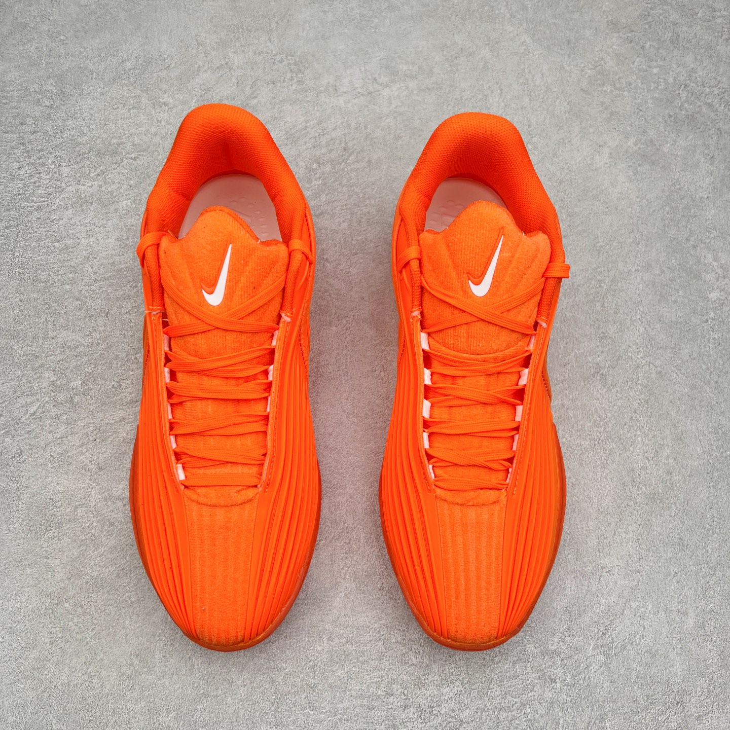 图片[2]-NK G.T. Cut 3.0 EP GT3代实战篮球鞋 DJ6015-108 该鞋款采用出众回弹设计 为切入、转向和移步篮筐提供出色的能量回馈 回弹性能带来弹力充沛的迈步体验 助你爆发疾速 全掌型 ZoomX 泡绵 缔造弹力出众的轻盈迈步体验 助你在比赛升温时能够急速快攻 驰骋全场 鞋面绳线与鞋带相结合 有助稳固前足 后跟搭配加垫鞋口 为脚踝营造舒适稳固感受 全掌型 ZoomX 泡绵 能够带来出众的能量回馈 前足外侧采用精巧塑料覆面 在瞬间爆发时提供稳固脚感 尺码：40 40.5 41 42 42.5 43 44 44.5 45 46-选品中心