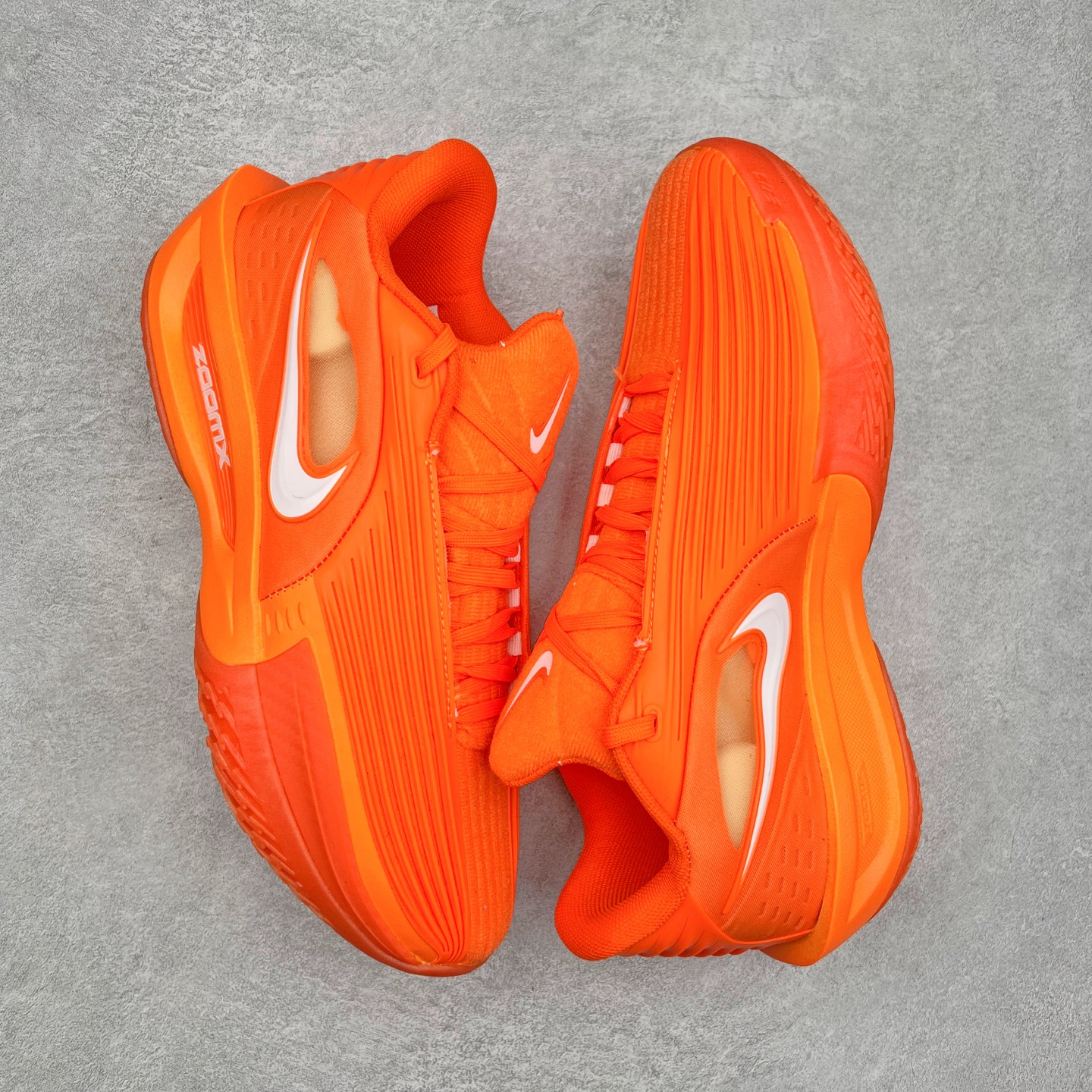 图片[3]-NK G.T. Cut 3.0 EP GT3代实战篮球鞋 DJ6015-108 该鞋款采用出众回弹设计 为切入、转向和移步篮筐提供出色的能量回馈 回弹性能带来弹力充沛的迈步体验 助你爆发疾速 全掌型 ZoomX 泡绵 缔造弹力出众的轻盈迈步体验 助你在比赛升温时能够急速快攻 驰骋全场 鞋面绳线与鞋带相结合 有助稳固前足 后跟搭配加垫鞋口 为脚踝营造舒适稳固感受 全掌型 ZoomX 泡绵 能够带来出众的能量回馈 前足外侧采用精巧塑料覆面 在瞬间爆发时提供稳固脚感 尺码：40 40.5 41 42 42.5 43 44 44.5 45 46-选品中心