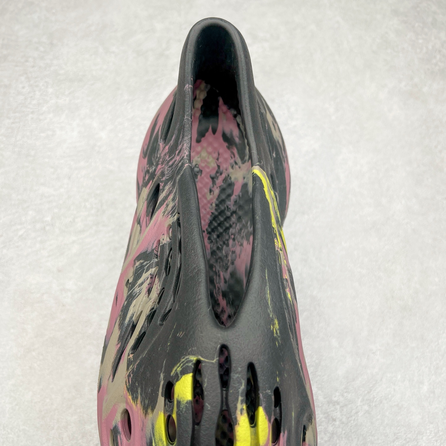 图片[5]-＃奥莱Zp订单福利 YEEZY 椰子拖鞋/洞洞鞋 史诗级福利 超值回馈捡漏 买到就是赚 真白菜价 好好把握 工厂清仓处理 zp专柜 直播间399 499一样的东西 帮你极致省钱 同源公司EVA粒子环保塑料 原厂指令配方 弹性卡色均保持原鞋一致 匠心打造 采用原厂进口MD全套模具打造 全套原楦头 鞋口弧度大小 鞋面色泽质感同步原鞋 LOGO内侧钢印清晰工整 原厂定制原标 同比ZP 符合人体设计 独家开发至50.5码 尺码：36 37 38 39 40.5 42 43 44.5 46 47 48.5 50.5-选品中心