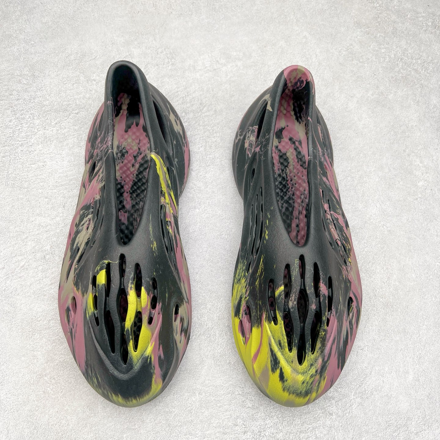 图片[2]-＃奥莱Zp订单福利 YEEZY 椰子拖鞋/洞洞鞋 史诗级福利 超值回馈捡漏 买到就是赚 真白菜价 好好把握 工厂清仓处理 zp专柜 直播间399 499一样的东西 帮你极致省钱 同源公司EVA粒子环保塑料 原厂指令配方 弹性卡色均保持原鞋一致 匠心打造 采用原厂进口MD全套模具打造 全套原楦头 鞋口弧度大小 鞋面色泽质感同步原鞋 LOGO内侧钢印清晰工整 原厂定制原标 同比ZP 符合人体设计 独家开发至50.5码 尺码：36 37 38 39 40.5 42 43 44.5 46 47 48.5 50.5-选品中心