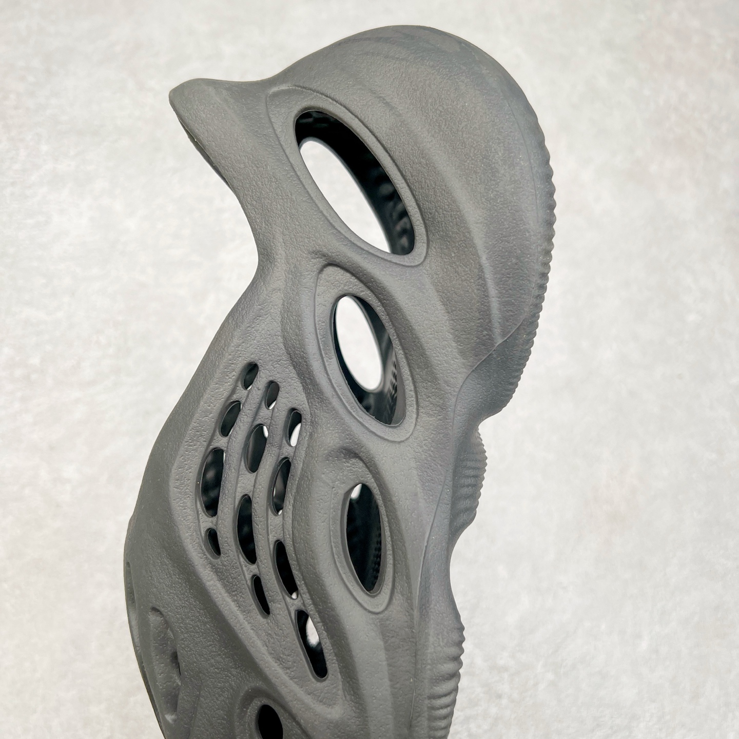 图片[7]-＃奥莱Zp订单福利 YEEZY 椰子拖鞋/洞洞鞋 史诗级福利 超值回馈捡漏 买到就是赚 真白菜价 好好把握 工厂清仓处理 zp专柜 直播间399 499一样的东西 帮你极致省钱 同源公司EVA粒子环保塑料 原厂指令配方 弹性卡色均保持原鞋一致 匠心打造 采用原厂进口MD全套模具打造 全套原楦头 鞋口弧度大小 鞋面色泽质感同步原鞋 LOGO内侧钢印清晰工整 原厂定制原标 同比ZP 符合人体设计 独家开发至50.5码 尺码：36 37 38 39 40.5 42 43 44.5 46 47 48.5 50.5-选品中心