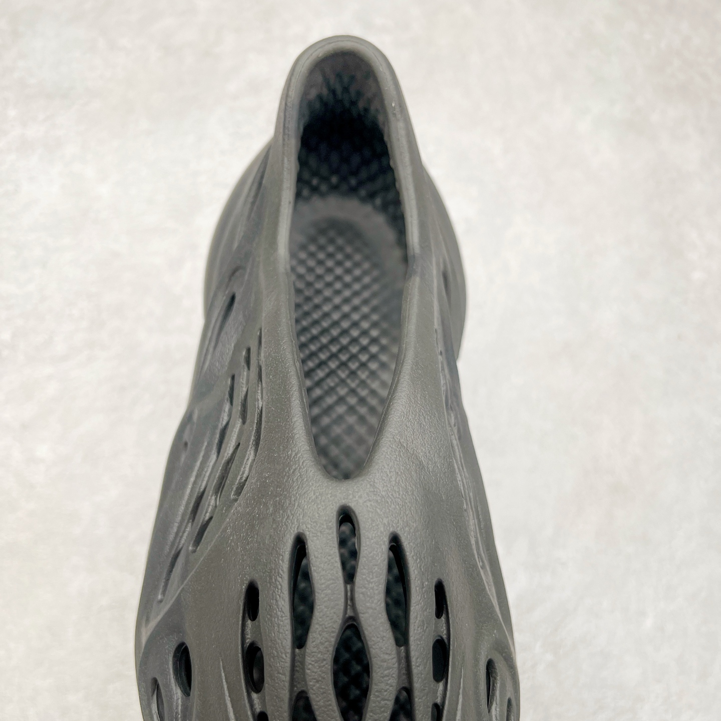 图片[5]-＃奥莱Zp订单福利 YEEZY 椰子拖鞋/洞洞鞋 史诗级福利 超值回馈捡漏 买到就是赚 真白菜价 好好把握 工厂清仓处理 zp专柜 直播间399 499一样的东西 帮你极致省钱 同源公司EVA粒子环保塑料 原厂指令配方 弹性卡色均保持原鞋一致 匠心打造 采用原厂进口MD全套模具打造 全套原楦头 鞋口弧度大小 鞋面色泽质感同步原鞋 LOGO内侧钢印清晰工整 原厂定制原标 同比ZP 符合人体设计 独家开发至50.5码 尺码：36 37 38 39 40.5 42 43 44.5 46 47 48.5 50.5-选品中心