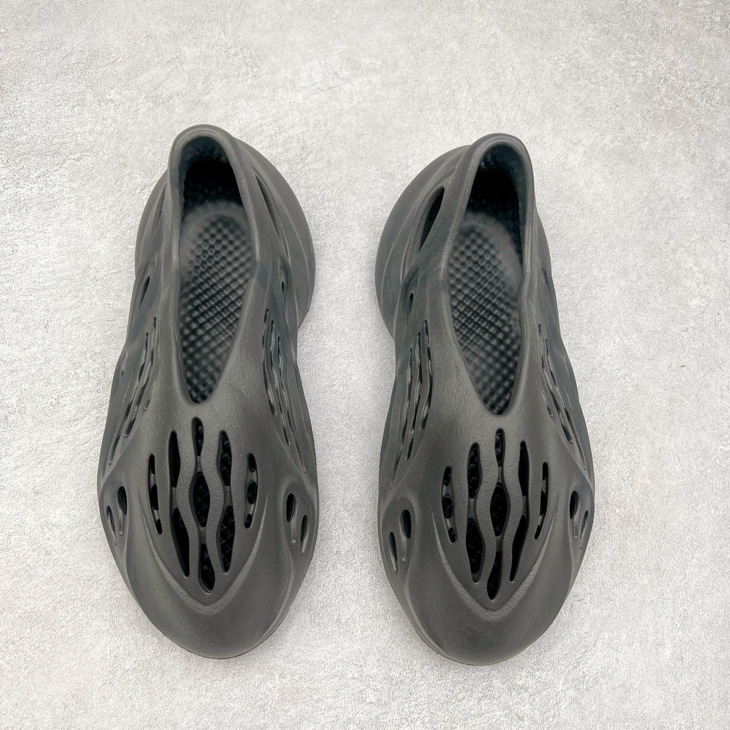 图片[2]-＃奥莱Zp订单福利 YEEZY 椰子拖鞋/洞洞鞋 史诗级福利 超值回馈捡漏 买到就是赚 真白菜价 好好把握 工厂清仓处理 zp专柜 直播间399 499一样的东西 帮你极致省钱 同源公司EVA粒子环保塑料 原厂指令配方 弹性卡色均保持原鞋一致 匠心打造 采用原厂进口MD全套模具打造 全套原楦头 鞋口弧度大小 鞋面色泽质感同步原鞋 LOGO内侧钢印清晰工整 原厂定制原标 同比ZP 符合人体设计 独家开发至50.5码 尺码：36 37 38 39 40.5 42 43 44.5 46 47 48.5 50.5-选品中心