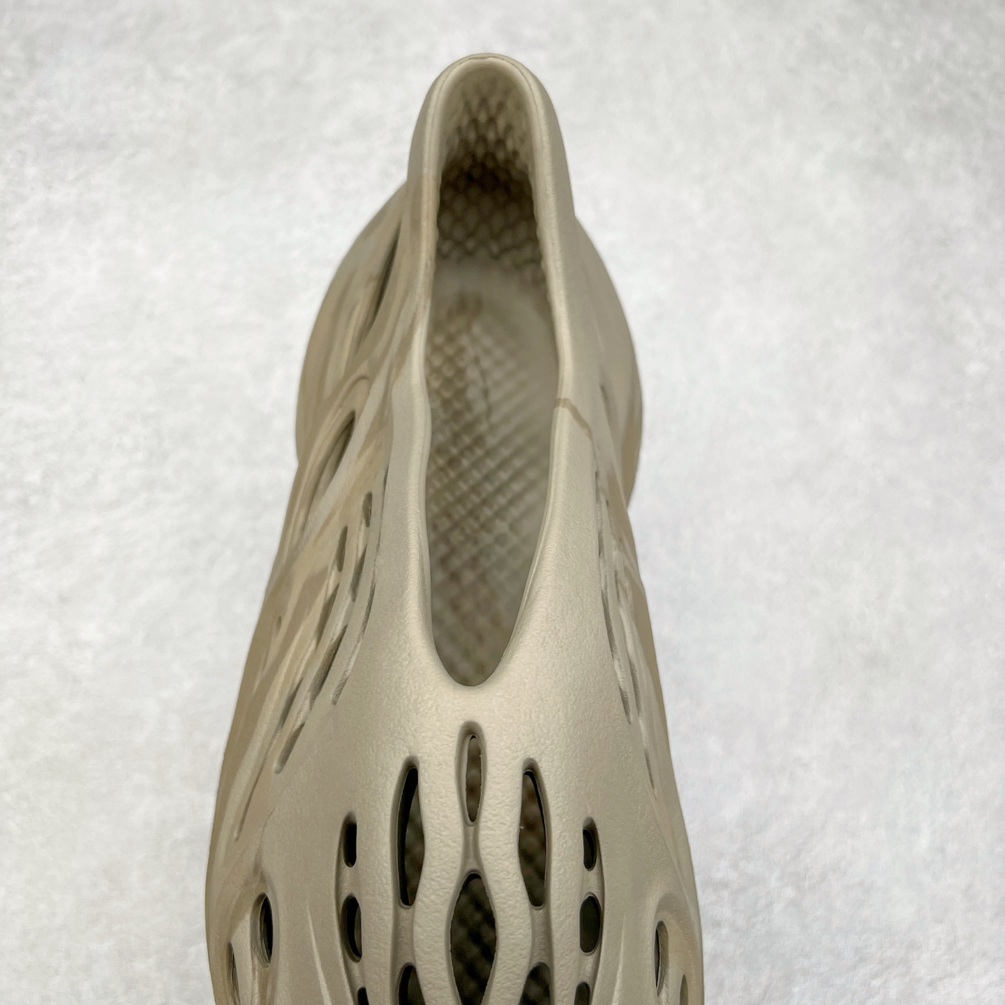 图片[5]-＃奥莱Zp订单福利 YEEZY 椰子拖鞋/洞洞鞋 史诗级福利 超值回馈捡漏 买到就是赚 真白菜价 好好把握 工厂清仓处理 zp专柜 直播间399 499一样的东西 帮你极致省钱 同源公司EVA粒子环保塑料 原厂指令配方 弹性卡色均保持原鞋一致 匠心打造 采用原厂进口MD全套模具打造 全套原楦头 鞋口弧度大小 鞋面色泽质感同步原鞋 LOGO内侧钢印清晰工整 原厂定制原标 同比ZP 符合人体设计 独家开发至50.5码 尺码：36 37 38 39 40.5 42 43 44.5 46 47 48.5 50.5-选品中心