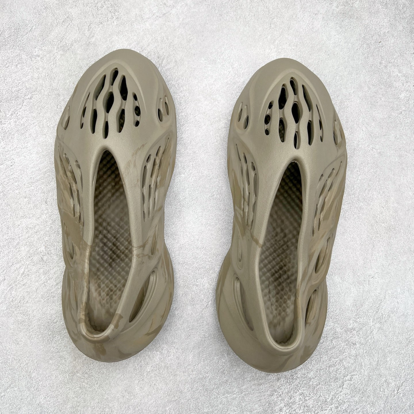 图片[3]-＃奥莱Zp订单福利 YEEZY 椰子拖鞋/洞洞鞋 史诗级福利 超值回馈捡漏 买到就是赚 真白菜价 好好把握 工厂清仓处理 zp专柜 直播间399 499一样的东西 帮你极致省钱 同源公司EVA粒子环保塑料 原厂指令配方 弹性卡色均保持原鞋一致 匠心打造 采用原厂进口MD全套模具打造 全套原楦头 鞋口弧度大小 鞋面色泽质感同步原鞋 LOGO内侧钢印清晰工整 原厂定制原标 同比ZP 符合人体设计 独家开发至50.5码 尺码：36 37 38 39 40.5 42 43 44.5 46 47 48.5 50.5-选品中心