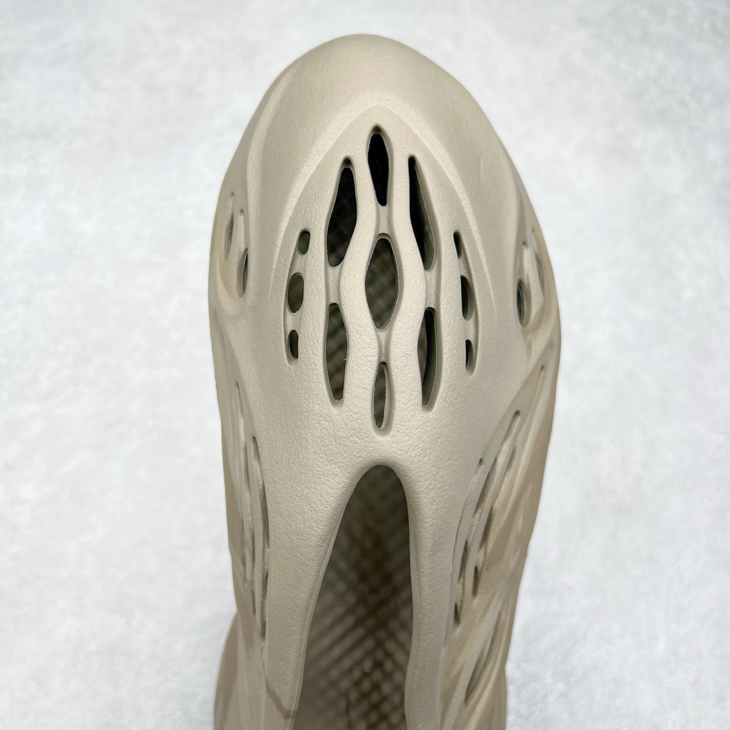 图片[4]-＃奥莱Zp订单福利 YEEZY 椰子拖鞋/洞洞鞋 史诗级福利 超值回馈捡漏 买到就是赚 真白菜价 好好把握 工厂清仓处理 zp专柜 直播间399 499一样的东西 帮你极致省钱 同源公司EVA粒子环保塑料 原厂指令配方 弹性卡色均保持原鞋一致 匠心打造 采用原厂进口MD全套模具打造 全套原楦头 鞋口弧度大小 鞋面色泽质感同步原鞋 LOGO内侧钢印清晰工整 原厂定制原标 同比ZP 符合人体设计 独家开发至50.5码 尺码：36 37 38 39 40.5 42 43 44.5 46 47 48.5 50.5-选品中心