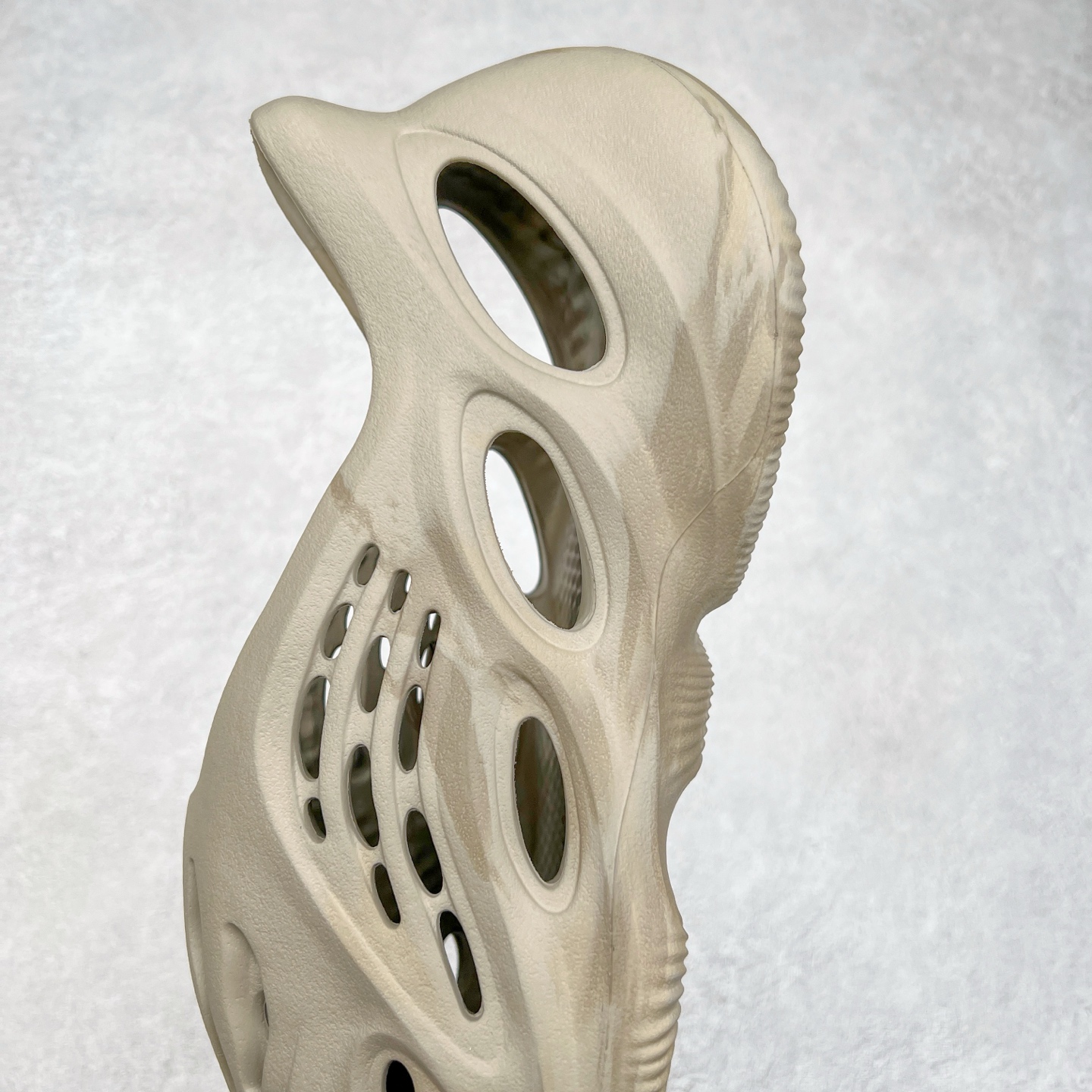 图片[7]-＃奥莱Zp订单福利 YEEZY 椰子拖鞋/洞洞鞋 史诗级福利 超值回馈捡漏 买到就是赚 真白菜价 好好把握 工厂清仓处理 zp专柜 直播间399 499一样的东西 帮你极致省钱 同源公司EVA粒子环保塑料 原厂指令配方 弹性卡色均保持原鞋一致 匠心打造 采用原厂进口MD全套模具打造 全套原楦头 鞋口弧度大小 鞋面色泽质感同步原鞋 LOGO内侧钢印清晰工整 原厂定制原标 同比ZP 符合人体设计 独家开发至50.5码 尺码：36 37 38 39 40.5 42 43 44.5 46 47 48.5 50.5-选品中心