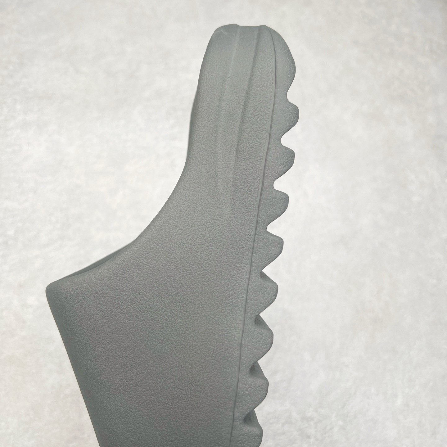 图片[7]-＃奥莱Zp订单福利 YEEZY 椰子拖鞋/洞洞鞋 史诗级福利 超值回馈捡漏 买到就是赚 真白菜价 好好把握 工厂清仓处理 zp专柜 直播间399 499一样的东西 帮你极致省钱 同源公司EVA粒子环保塑料 原厂指令配方 弹性卡色均保持原鞋一致 匠心打造 采用原厂进口MD全套模具打造 全套原楦头 鞋口弧度大小 鞋面色泽质感同步原鞋 LOGO内侧钢印清晰工整 原厂定制原标 同比ZP 符合人体设计 独家开发至50.5码 尺码：36 37 38 39 40.5 42 43 44.5 46 47 48.5 50.5-选品中心