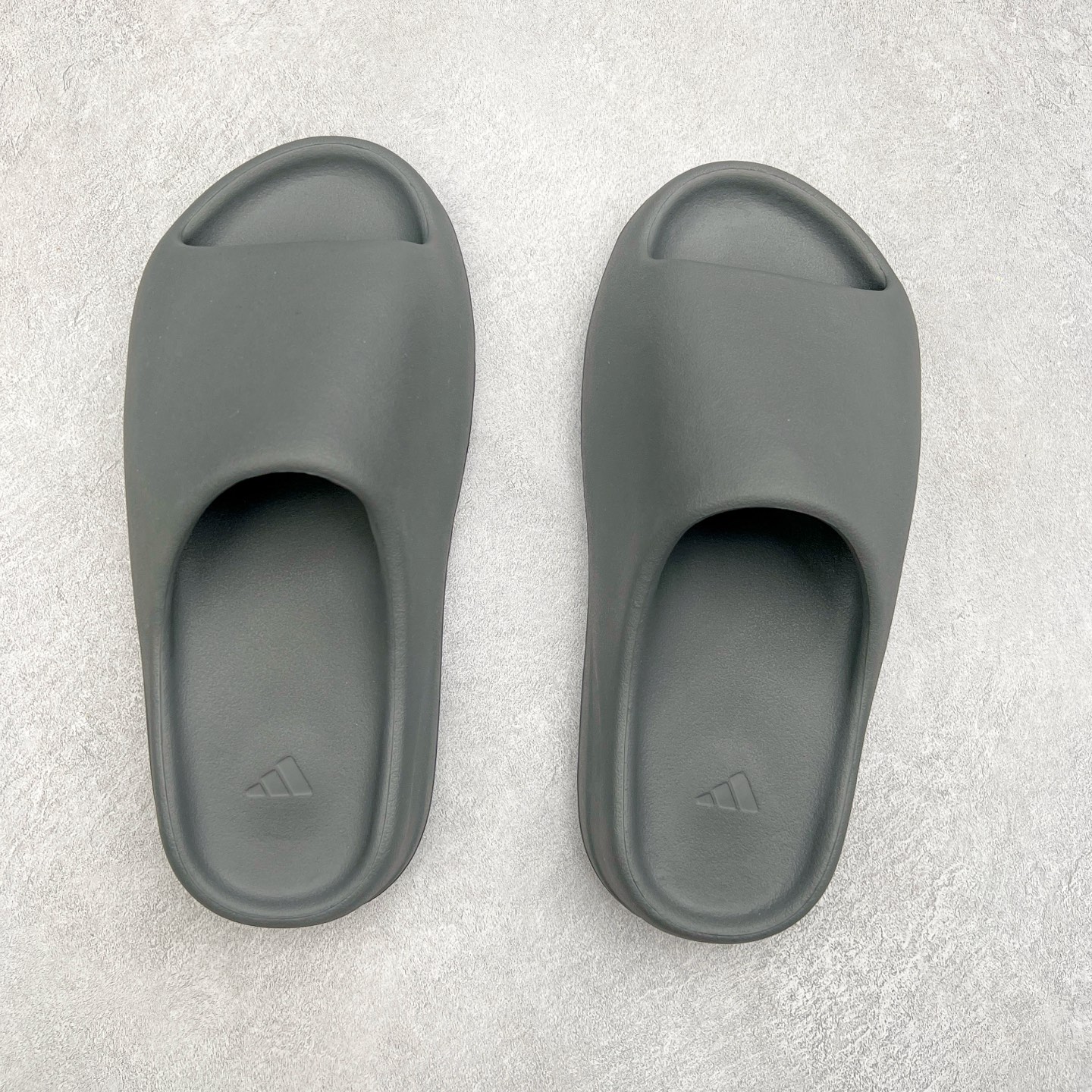 图片[3]-＃奥莱Zp订单福利 YEEZY 椰子拖鞋/洞洞鞋 史诗级福利 超值回馈捡漏 买到就是赚 真白菜价 好好把握 工厂清仓处理 zp专柜 直播间399 499一样的东西 帮你极致省钱 同源公司EVA粒子环保塑料 原厂指令配方 弹性卡色均保持原鞋一致 匠心打造 采用原厂进口MD全套模具打造 全套原楦头 鞋口弧度大小 鞋面色泽质感同步原鞋 LOGO内侧钢印清晰工整 原厂定制原标 同比ZP 符合人体设计 独家开发至50.5码 尺码：36 37 38 39 40.5 42 43 44.5 46 47 48.5 50.5-选品中心