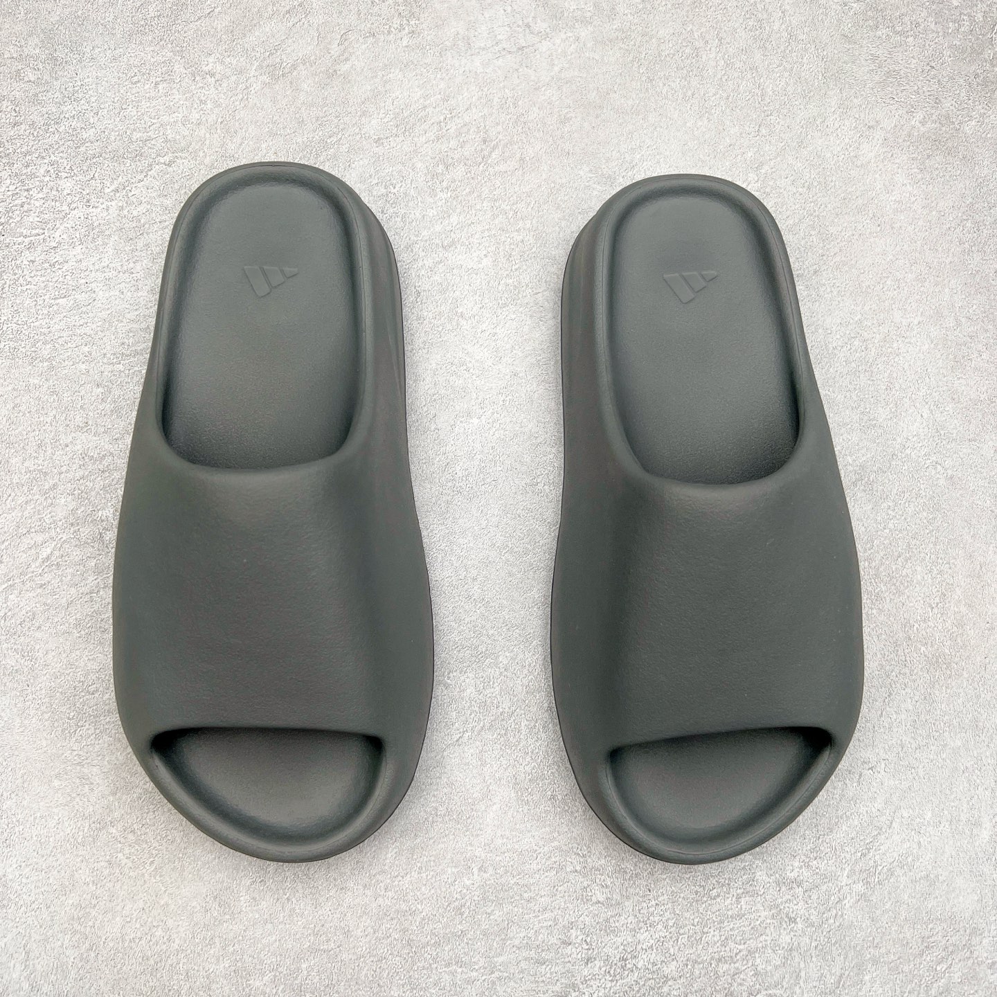 图片[2]-＃奥莱Zp订单福利 YEEZY 椰子拖鞋/洞洞鞋 史诗级福利 超值回馈捡漏 买到就是赚 真白菜价 好好把握 工厂清仓处理 zp专柜 直播间399 499一样的东西 帮你极致省钱 同源公司EVA粒子环保塑料 原厂指令配方 弹性卡色均保持原鞋一致 匠心打造 采用原厂进口MD全套模具打造 全套原楦头 鞋口弧度大小 鞋面色泽质感同步原鞋 LOGO内侧钢印清晰工整 原厂定制原标 同比ZP 符合人体设计 独家开发至50.5码 尺码：36 37 38 39 40.5 42 43 44.5 46 47 48.5 50.5-选品中心