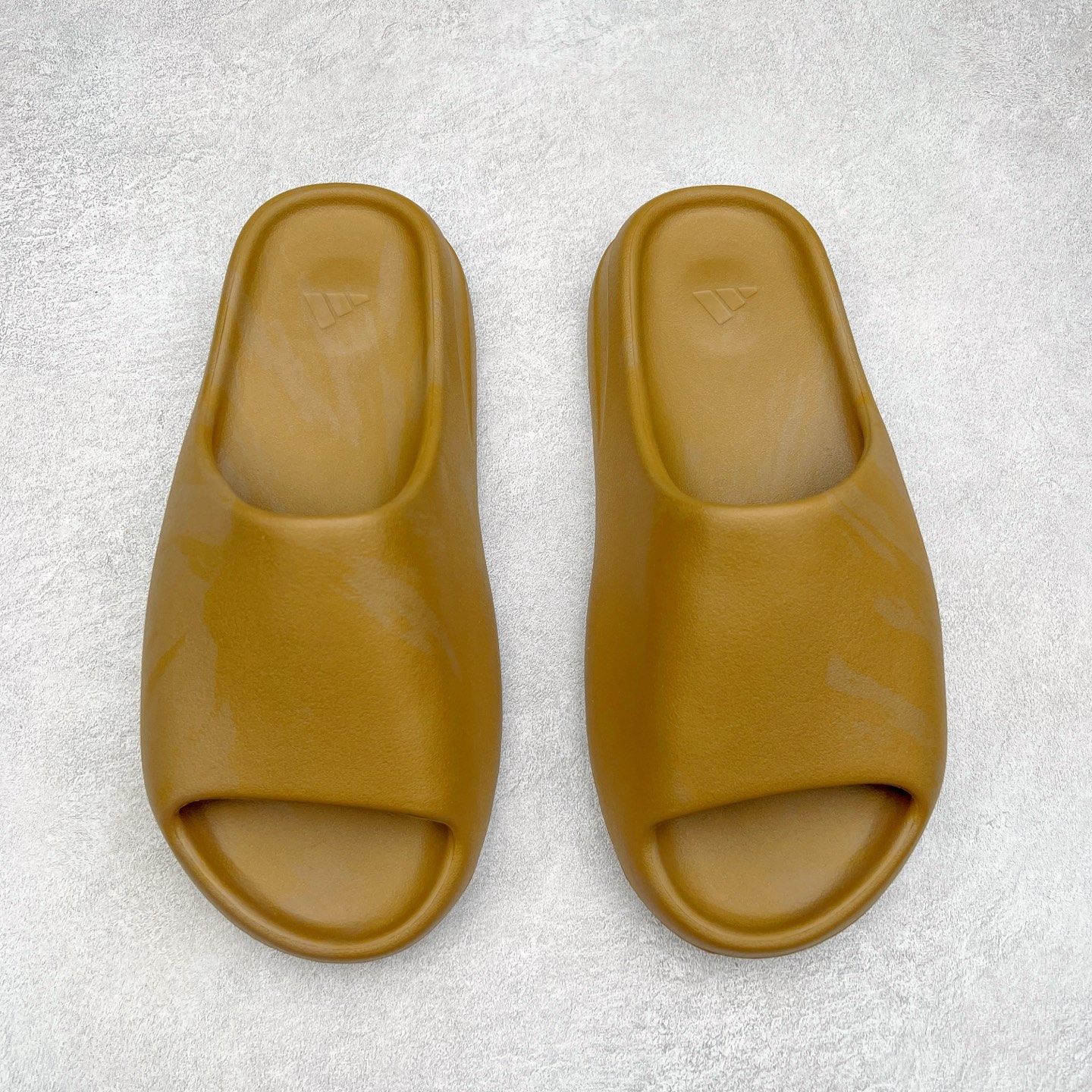 图片[2]-＃奥莱Zp订单福利 YEEZY 椰子拖鞋/洞洞鞋 史诗级福利 超值回馈捡漏 买到就是赚 真白菜价 好好把握 工厂清仓处理 zp专柜 直播间399 499一样的东西 帮你极致省钱 同源公司EVA粒子环保塑料 原厂指令配方 弹性卡色均保持原鞋一致 匠心打造 采用原厂进口MD全套模具打造 全套原楦头 鞋口弧度大小 鞋面色泽质感同步原鞋 LOGO内侧钢印清晰工整 原厂定制原标 同比ZP 符合人体设计 独家开发至50.5码 尺码：36 37 38 39 40.5 42 43 44.5 46 47 48.5 50.5-选品中心