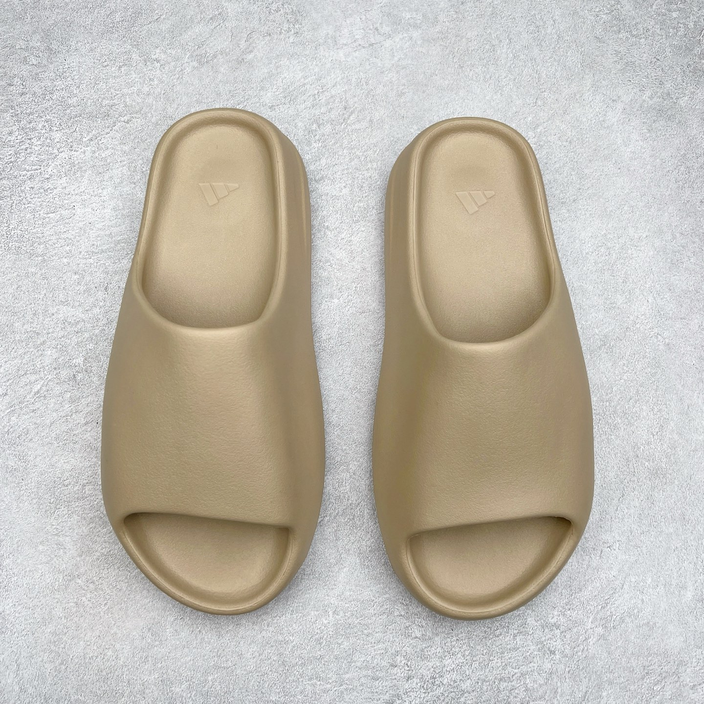 图片[2]-＃奥莱Zp订单福利 YEEZY 椰子拖鞋/洞洞鞋 史诗级福利 超值回馈捡漏 买到就是赚 真白菜价 好好把握 工厂清仓处理 zp专柜 直播间399 499一样的东西 帮你极致省钱 同源公司EVA粒子环保塑料 原厂指令配方 弹性卡色均保持原鞋一致 匠心打造 采用原厂进口MD全套模具打造 全套原楦头 鞋口弧度大小 鞋面色泽质感同步原鞋 LOGO内侧钢印清晰工整 原厂定制原标 同比ZP 符合人体设计 独家开发至50.5码 尺码：36 37 38 39 40.5 42 43 44.5 46 47 48.5 50.5-选品中心