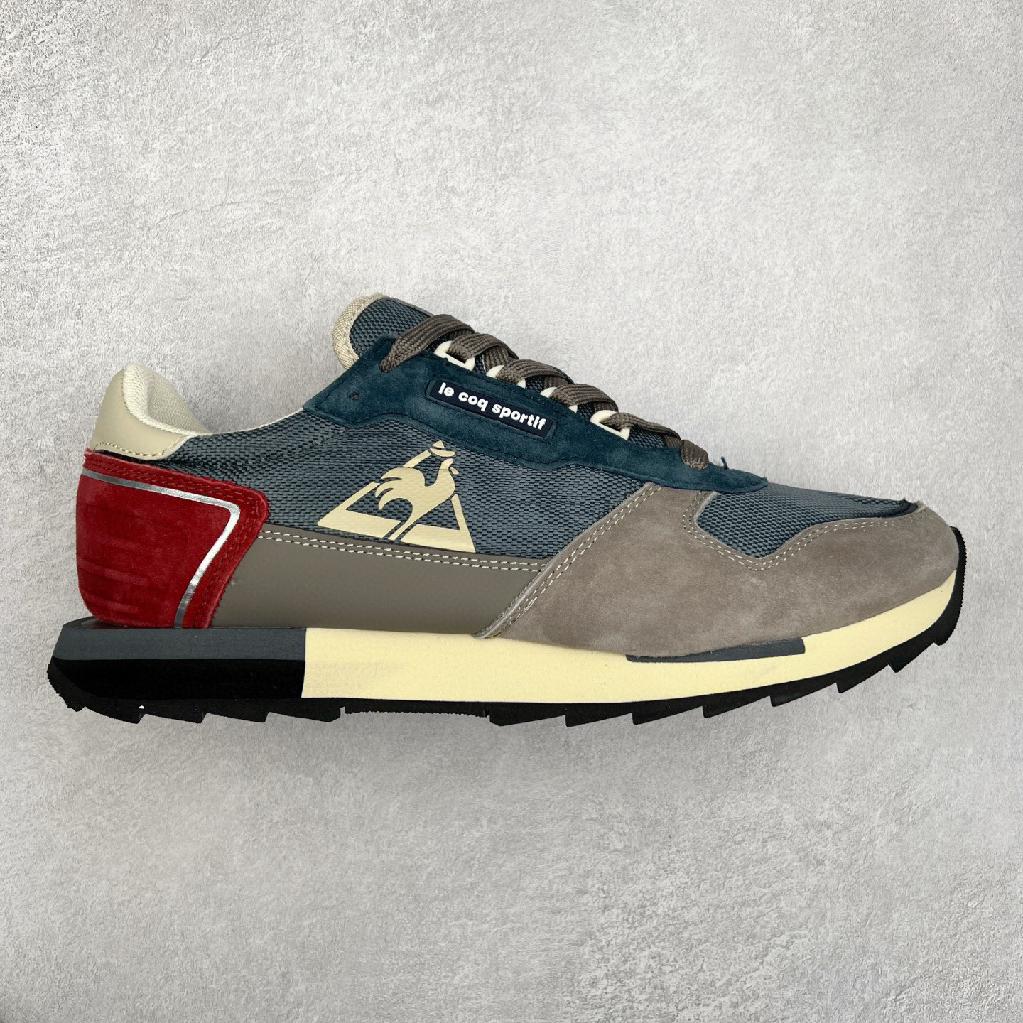 Le Coq Sportif🔺法国公鸡蒙贝利尔经典运动休闲鞋 选用牛皮革面料 搭配反绒皮装饰 高弹性的泡棉中底带来完美的穿着体验 尺码：36 37 38 39 40 41 42 43 44 45-选品中心