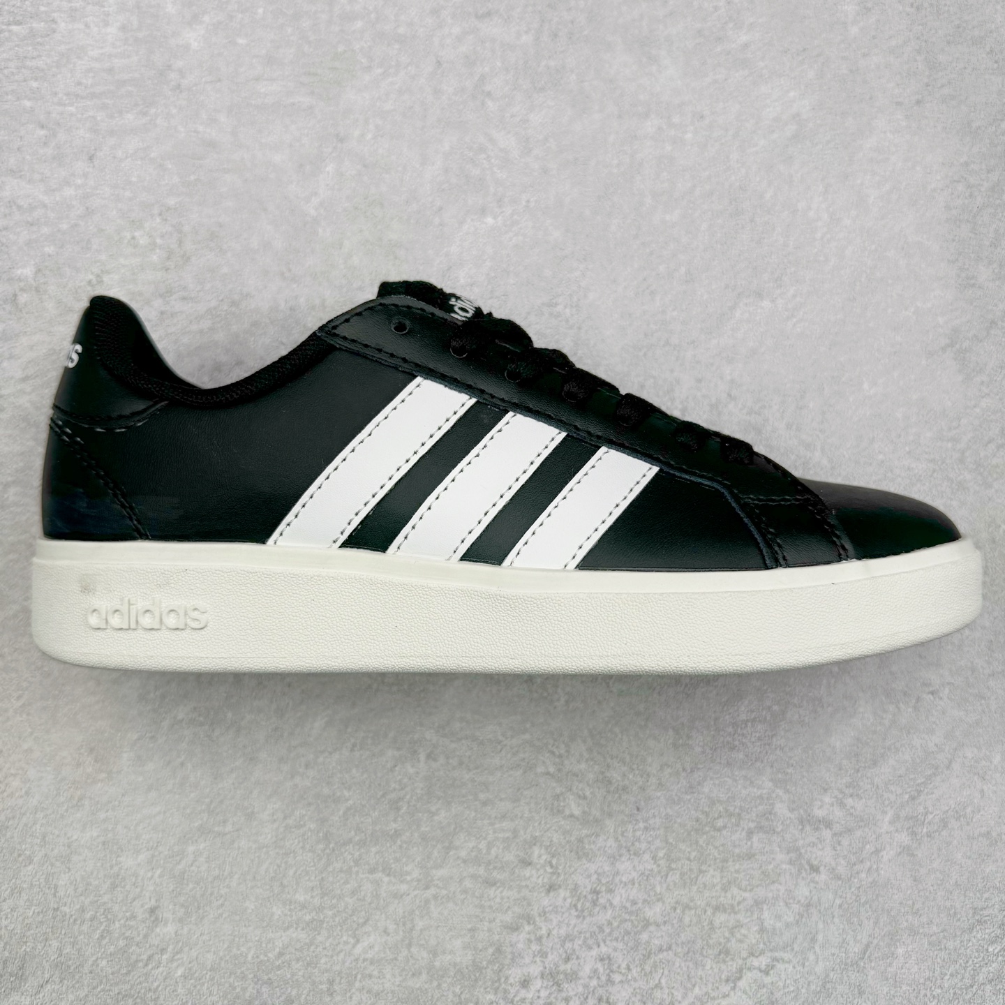 AD Grand Court Base 00s 复古轻便休闲低帮板鞋 GW9251 整双鞋以传统的低帮呈现的清新造型 鞋头优先头层反毛皮 防滑耐磨大底 并且厚度十分可观 相信可以将脚感与增高效果双双拿捏 尺码：36 36.5 37 38 38.5 39 40 40.5 41 42 42.5 43 44 45-选品中心