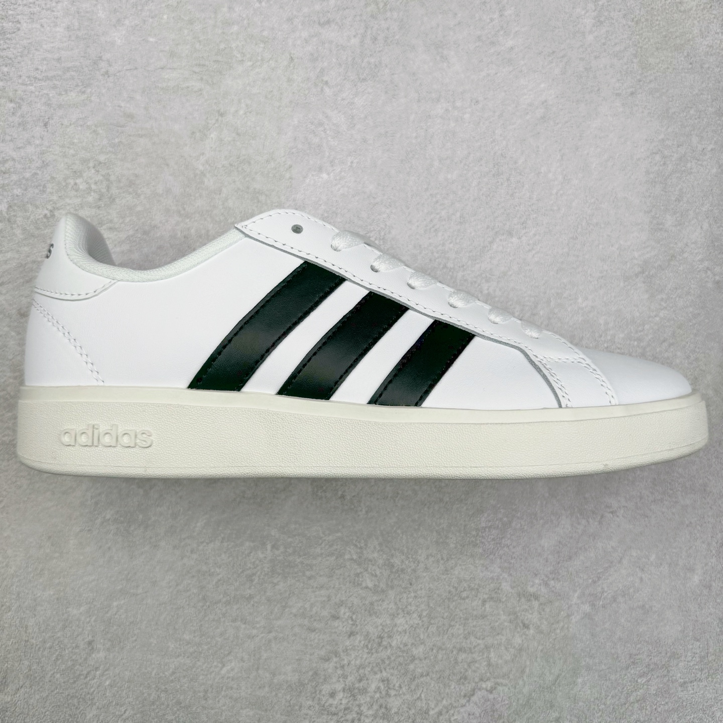 AD Grand Court Base 00s 复古轻便休闲低帮板鞋 GW9250 整双鞋以传统的低帮呈现的清新造型 鞋头优先头层反毛皮 防滑耐磨大底 并且厚度十分可观 相信可以将脚感与增高效果双双拿捏 尺码:36 36.5 37 38 38.5 39 40 40.5 41 42 42.5 43 44 45-选品中心