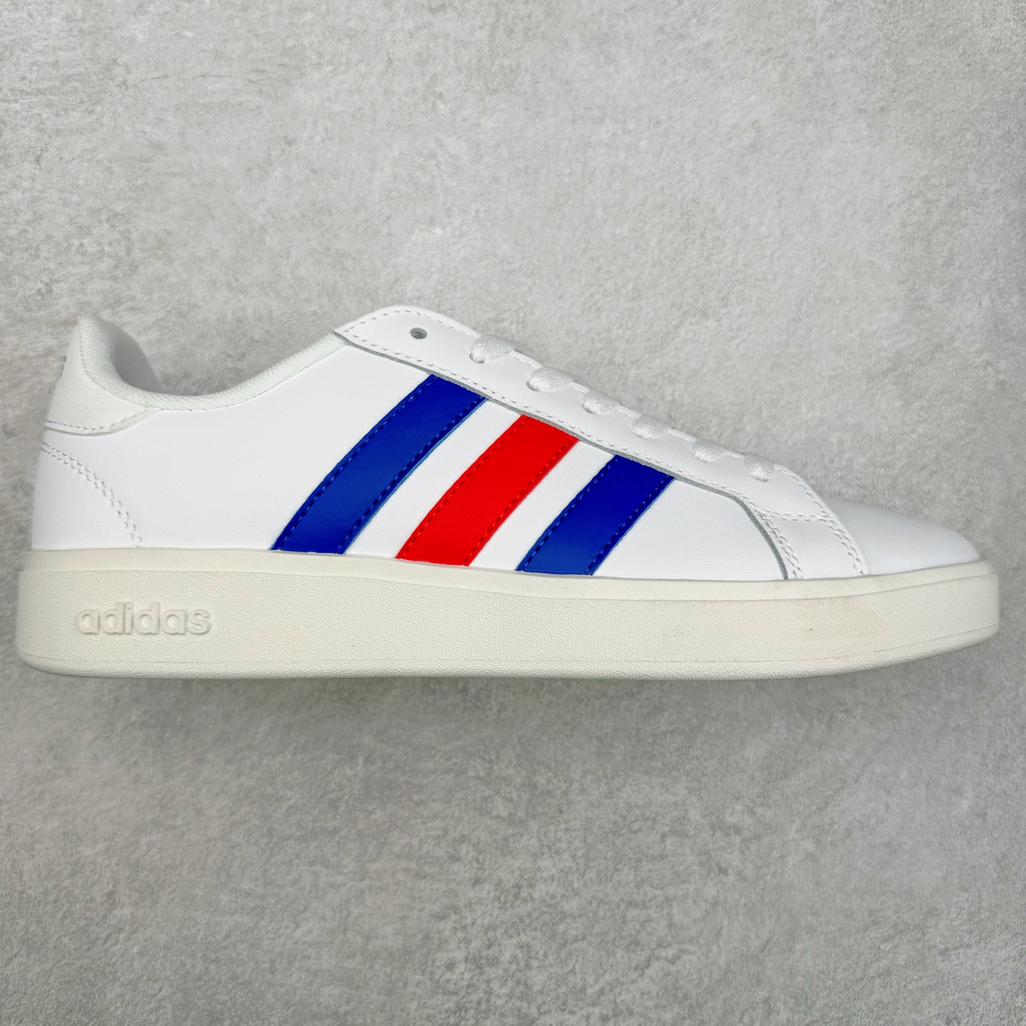 AD Grand Court Base 00s 复古轻便休闲低帮板鞋 GW9252 整双鞋以传统的低帮呈现的清新造型 鞋头优先头层反毛皮 防滑耐磨大底 并且厚度十分可观 相信可以将脚感与增高效果双双拿捏 尺码:36 36.5 37 38 38.5 39 40 40.5 41 42 42.5 43 44 45-选品中心