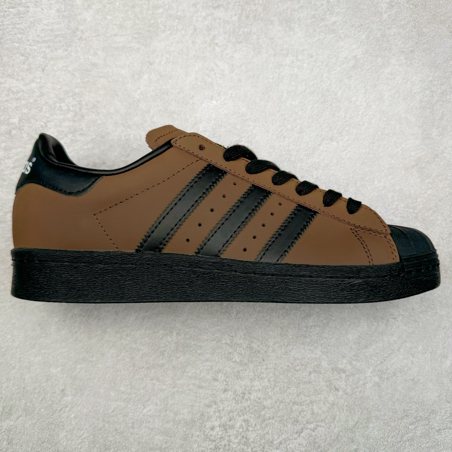 AD Originals Superstar 经典复古贝壳头板鞋 IF9034 诞生于1969年 是第一双将全皮面鞋 身与橡胶鞋头结合在一起的低帮篮球鞋 Superstar最开始 是作为高帮篮球鞋Pro Model的低帮版本而出现的 但因为其独特和醒目的橡胶鞋头造型而让大家熟知 被大家形象地称为\\\