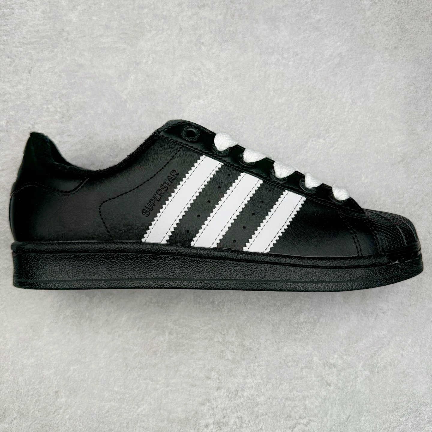 AD Originals Superstar 经典复古贝壳头板鞋 JI0126 诞生于1969年 是第一双将全皮面鞋 身与橡胶鞋头结合在一起的低帮篮球鞋 Superstar最开始 是作为高帮篮球鞋Pro Model的低帮版本而出现的 但因为其独特和醒目的橡胶鞋头造型而让大家熟知 被大家形象地称为\\\”shelltoe\\\”贝壳头 在70年代的美国职业篮球场上 接近3/4的NBA球员都将这双Superstar作为场上用鞋 80年代之后 经过不断的改良和发展 Superstar逐渐成为横跨时装、音乐、街头文化、休闲和运动等各大领域的时尚潮鞋 尺码：36 36.5 37 38 38.5 39 40 40.5 41 42 42.5 43 44 44.5 45-选品中心