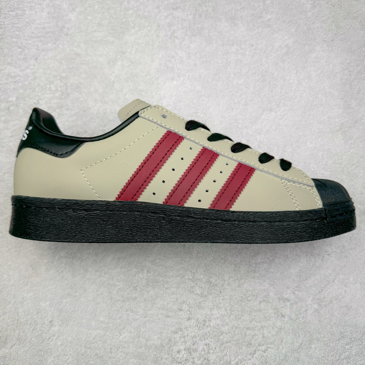 AD Originals Superstar 经典复古贝壳头板鞋 IF6188 诞生于1969年 是第一双将全皮面鞋 身与橡胶鞋头结合在一起的低帮篮球鞋 Superstar最开始 是作为高帮篮球鞋Pro Model的低帮版本而出现的 但因为其独特和醒目的橡胶鞋头造型而让大家熟知 被大家形象地称为\\\”shelltoe\\\”贝壳头 在70年代的美国职业篮球场上 接近3/4的NBA球员都将这双Superstar作为场上用鞋 80年代之后 经过不断的改良和发展 Superstar逐渐成为横跨时装、音乐、街头文化、休闲和运动等各大领域的时尚潮鞋 尺码：36 36.5 37 38 38.5 39 40 40.5 41 42 42.5 43 44 44.5 45-选品中心