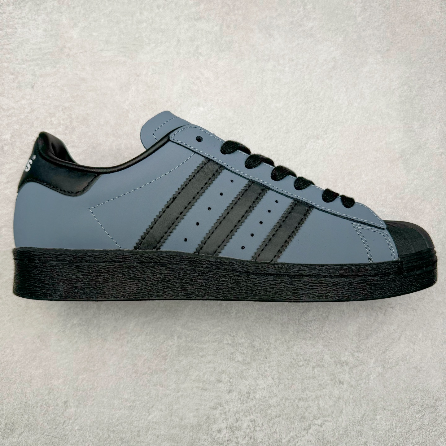 AD Originals Superstar 经典复古贝壳头板鞋 IF6187 诞生于1969年 是第一双将全皮面鞋 身与橡胶鞋头结合在一起的低帮篮球鞋 Superstar最开始 是作为高帮篮球鞋Pro Model的低帮版本而出现的 但因为其独特和醒目的橡胶鞋头造型而让大家熟知 被大家形象地称为\\\”shelltoe\\\”贝壳头 在70年代的美国职业篮球场上 接近3/4的NBA球员都将这双Superstar作为场上用鞋 80年代之后 经过不断的改良和发展 Superstar逐渐成为横跨时装、音乐、街头文化、休闲和运动等各大领域的时尚潮鞋 尺码：36 36.5 37 38 38.5 39 40 40.5 41 42 42.5 43 44 44.5 45-选品中心