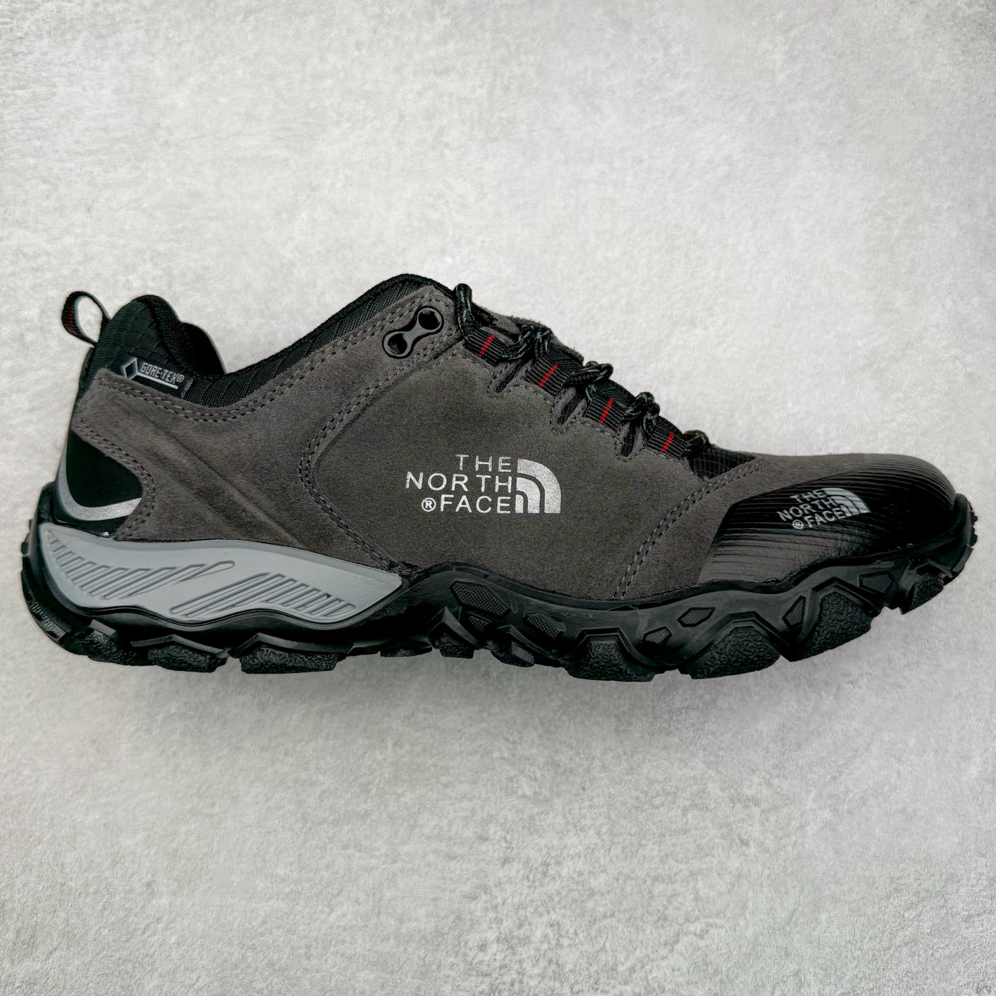 The North Face 北面 乐斯菲斯户外运动休闲登山鞋越野徒步鞋 广东大厂品质 面料采用进口磨砂牛皮 鞋底采用Vibram黄金大底 专门为鞋底设计的橡胶以出色的耐磨性 良好的防滑性或得不少户外运动爱好者的喜欢 专业户外登山品牌（北面）The North Face自1966年创立，由两位热爱登山徒步的年轻登山者于美西旧金山开创，不断透过研发与创新，并且将最先进的技术结合在服装与鞋款设计，生产多种外型帅气且专业能力非常强的户外运动装备而备受欢迎。尺码：40-45（运动鞋码）-选品中心