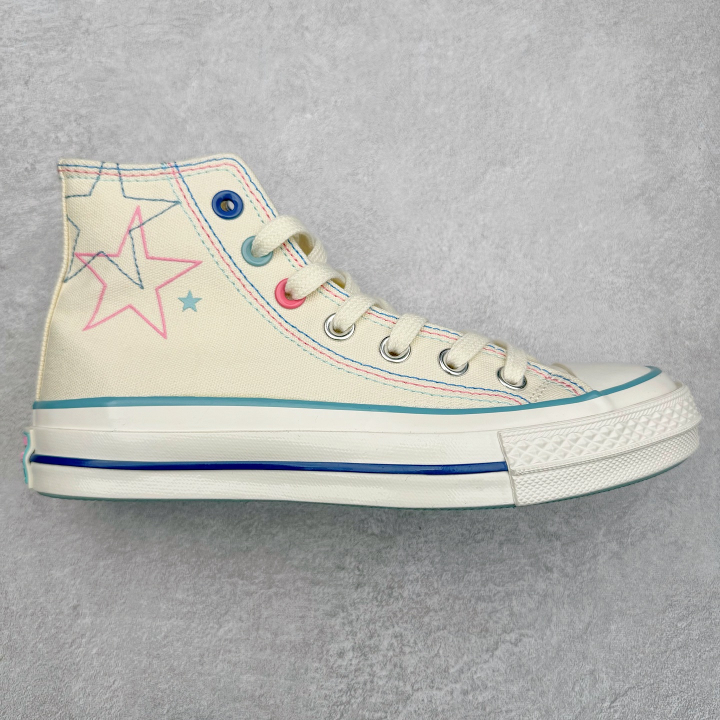 春夏新款只为你″星\\\”动鸳鸯鞋 Converse Chuck 1970s 五星缝线白粉蓝鸳鸯 五星图案 风格清新 鞋身星星图案一边白色帆布粉围条 一边白色帆布蓝围条 轻松吸睛 货号：A15744C 尺码：35 36 36.5 37 37.5 38 39 39.5 40 41 41.5 42 42.5 43 44-选品中心