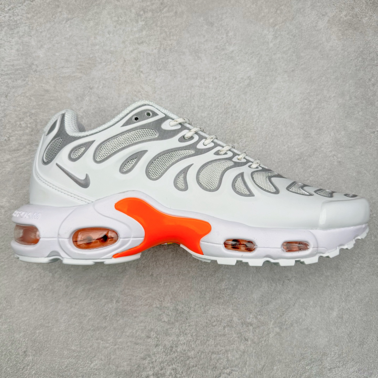 ＃MX NK Air Max Plus Drift 复古气垫跑鞋 FD4748-004 中底造型大部分保留，仅在前段追加了加固上翻 鞋面的经典轮廓得以重塑 带来更契合现代审美的外观 整双鞋采用撞色妆点 鞋面采用网眼布和皮革材质打造 鞋舌处带有 3M 反光科技 鞋垫处和鞋后跟印有 “TN” 字样 彰显鞋款身份 配置方面中底搭载 Air Max 科技 保证了日常穿着的缓震性 尺码：36 36.5 37.5 38 38.5 39 40 40.5 41 42 42.5 43 44 44.5 45-选品中心