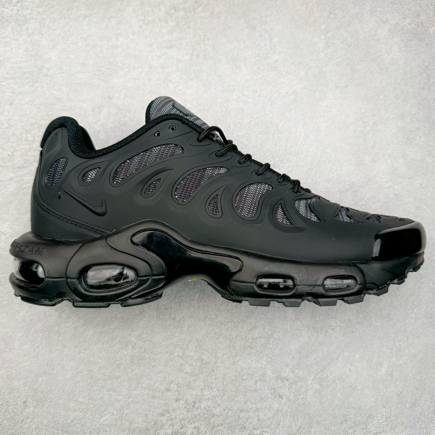 ＃MX NK Air Max Plus Drift 复古气垫跑鞋 FD4748-001 中底造型大部分保留，仅在前段追加了加固上翻 鞋面的经典轮廓得以重塑 带来更契合现代审美的外观 整双鞋采用撞色妆点 鞋面采用网眼布和皮革材质打造 鞋舌处带有 3M 反光科技 鞋垫处和鞋后跟印有 “TN” 字样 彰显鞋款身份 配置方面中底搭载 Air Max 科技 保证了日常穿着的缓震性 尺码：36 36.5 37.5 38 38.5 39 40 40.5 41 42 42.5 43 44 44.5 45-选品中心