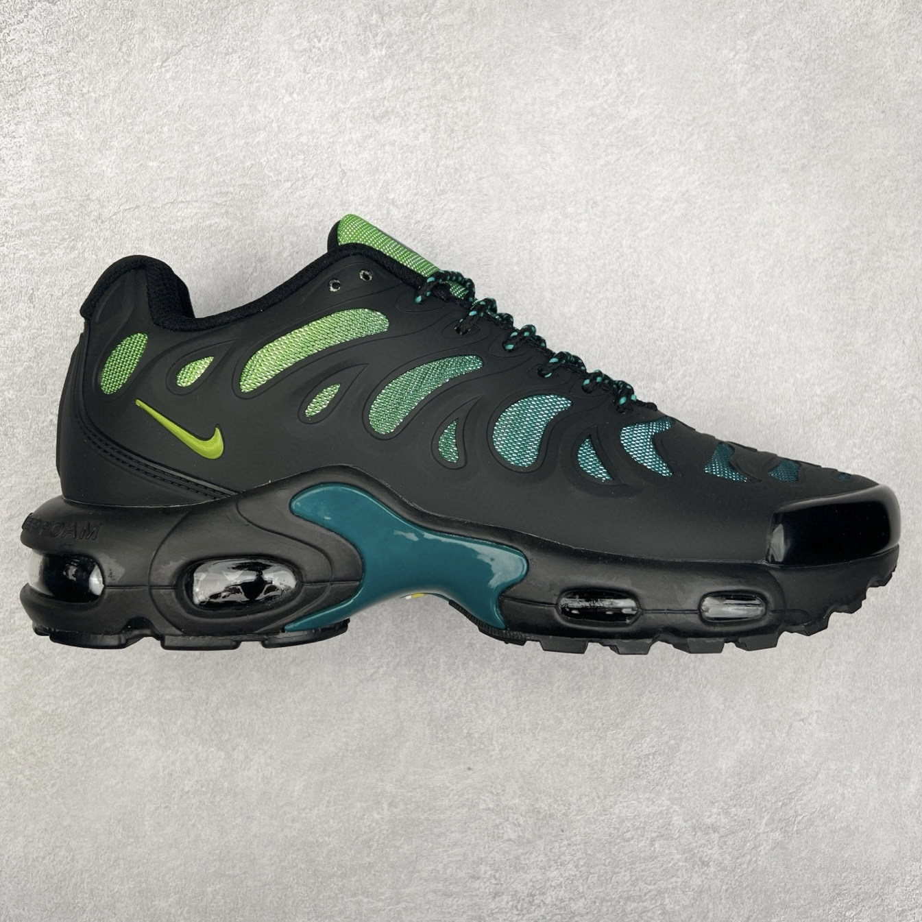 ＃MX NK Air Max Plus Drift 复古气垫跑鞋 FD4748-011 中底造型大部分保留，仅在前段追加了加固上翻 鞋面的经典轮廓得以重塑 带来更契合现代审美的外观 整双鞋采用撞色妆点 鞋面采用网眼布和皮革材质打造 鞋舌处带有 3M 反光科技 鞋垫处和鞋后跟印有 “TN” 字样 彰显鞋款身份 配置方面中底搭载 Air Max 科技 保证了日常穿着的缓震性 尺码：36 36.5 37.5 38 38.5 39 40 40.5 41 42 42.5 43 44 44.5 45-选品中心