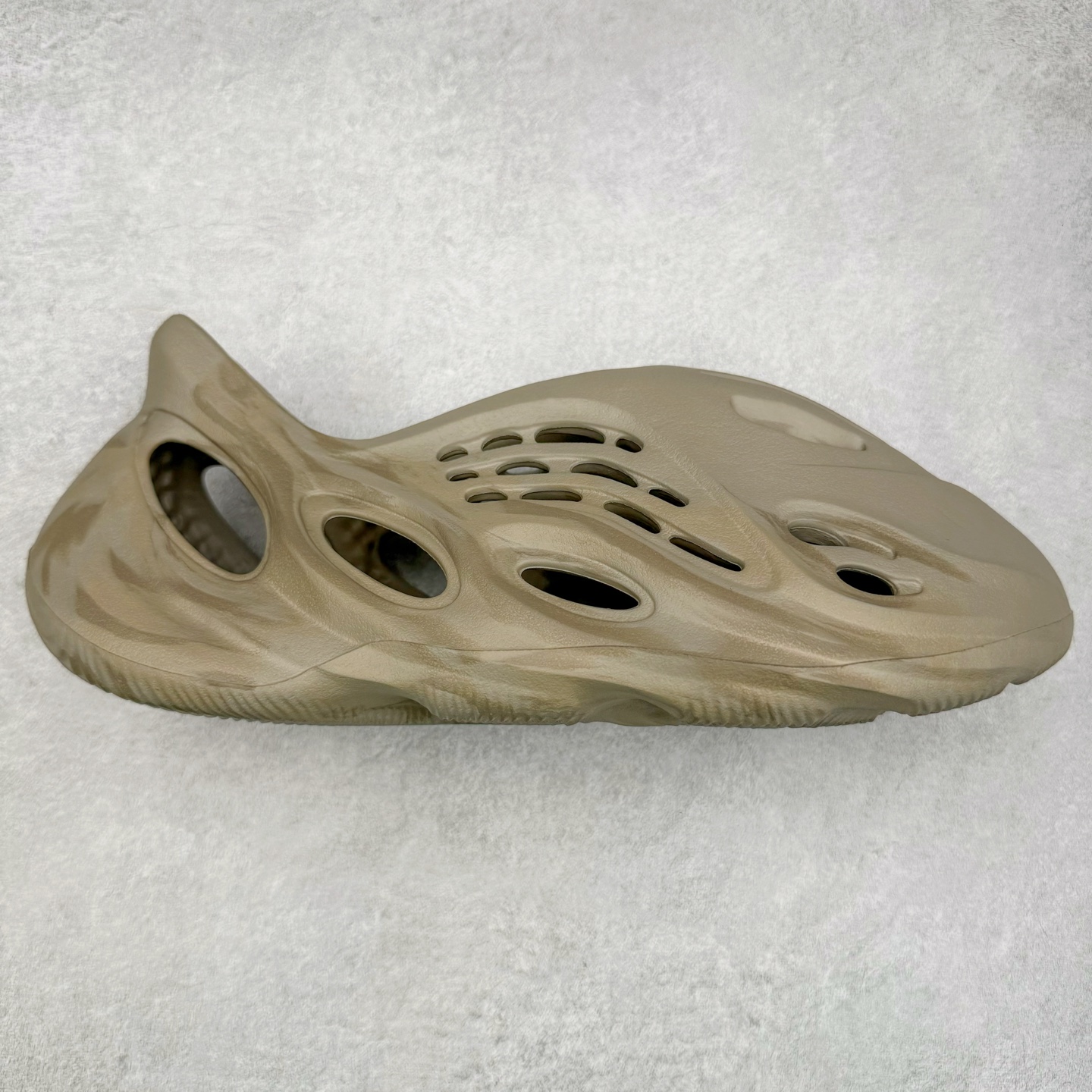 ＃奥莱Zp订单福利 YEEZY 椰子拖鞋/洞洞鞋 史诗级福利 超值回馈捡漏 买到就是赚 真白菜价 好好把握 工厂清仓处理 zp专柜 直播间399 499一样的东西 帮你极致省钱 同源公司EVA粒子环保塑料 原厂指令配方 弹性卡色均保持原鞋一致 匠心打造 采用原厂进口MD全套模具打造 全套原楦头 鞋口弧度大小 鞋面色泽质感同步原鞋 LOGO内侧钢印清晰工整 原厂定制原标 同比ZP 符合人体设计 独家开发至50.5码 尺码：36 37 38 39 40.5 42 43 44.5 46 47 48.5 50.5-选品中心