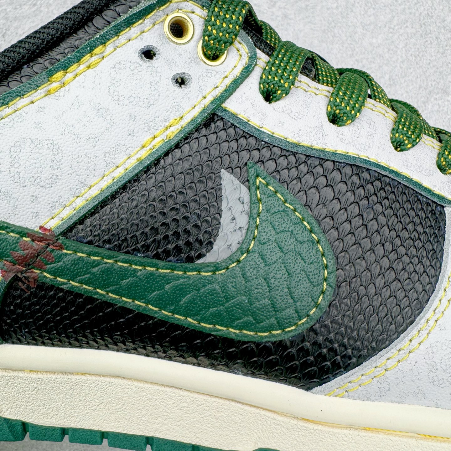 图片[21]-＃YC纯原 NK Dunk Low 蛇年限定 巳蛇 GB1220-006 定制系列天花板 无原鞋不开发 全系列得物原鞋一比一校对开发 配色持续更新中 终端对接 优势输出 全套原厂楦头原纸板数据档案倾力打造 原汁原味莞产 极致还原 圈内最强针车工艺 高端零售指定版 广东原厂配套原盒原标 鞋盒分三个尺码段 原厂冲刀 超高清洁度 全鞋零毛边皮料切割 采用原厂百宏鞋带以及原厂百宏织唛舌标 内标可供原厂几率过验 进口原装条纹中底布 四线拉帮白色点胶 原厂拉帮手法遵循公司 原厂电绣 极致还原 尺码：36 36.5 37.5 38 38.5 39 40 40.5 41 42 42.5 43 44 44.5 45 46-选品中心