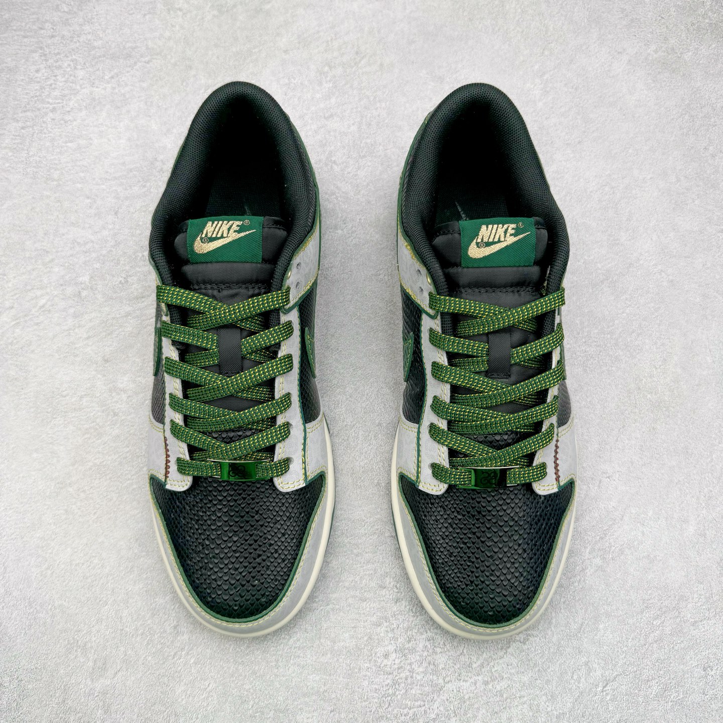 图片[2]-＃YC纯原 NK Dunk Low 蛇年限定 巳蛇 GB1220-006 定制系列天花板 无原鞋不开发 全系列得物原鞋一比一校对开发 配色持续更新中 终端对接 优势输出 全套原厂楦头原纸板数据档案倾力打造 原汁原味莞产 极致还原 圈内最强针车工艺 高端零售指定版 广东原厂配套原盒原标 鞋盒分三个尺码段 原厂冲刀 超高清洁度 全鞋零毛边皮料切割 采用原厂百宏鞋带以及原厂百宏织唛舌标 内标可供原厂几率过验 进口原装条纹中底布 四线拉帮白色点胶 原厂拉帮手法遵循公司 原厂电绣 极致还原 尺码：36 36.5 37.5 38 38.5 39 40 40.5 41 42 42.5 43 44 44.5 45 46-选品中心