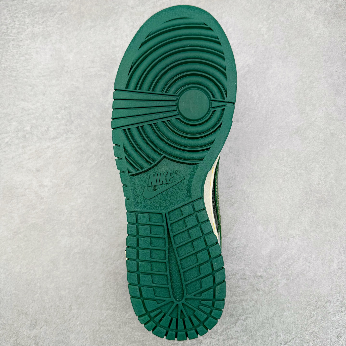 图片[9]-＃YC纯原 NK Dunk Low 蛇年限定 巳蛇 GB1220-006 定制系列天花板 无原鞋不开发 全系列得物原鞋一比一校对开发 配色持续更新中 终端对接 优势输出 全套原厂楦头原纸板数据档案倾力打造 原汁原味莞产 极致还原 圈内最强针车工艺 高端零售指定版 广东原厂配套原盒原标 鞋盒分三个尺码段 原厂冲刀 超高清洁度 全鞋零毛边皮料切割 采用原厂百宏鞋带以及原厂百宏织唛舌标 内标可供原厂几率过验 进口原装条纹中底布 四线拉帮白色点胶 原厂拉帮手法遵循公司 原厂电绣 极致还原 尺码：36 36.5 37.5 38 38.5 39 40 40.5 41 42 42.5 43 44 44.5 45 46-选品中心