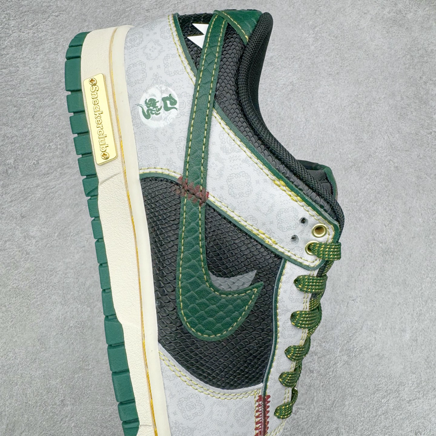 图片[6]-＃YC纯原 NK Dunk Low 蛇年限定 巳蛇 GB1220-006 定制系列天花板 无原鞋不开发 全系列得物原鞋一比一校对开发 配色持续更新中 终端对接 优势输出 全套原厂楦头原纸板数据档案倾力打造 原汁原味莞产 极致还原 圈内最强针车工艺 高端零售指定版 广东原厂配套原盒原标 鞋盒分三个尺码段 原厂冲刀 超高清洁度 全鞋零毛边皮料切割 采用原厂百宏鞋带以及原厂百宏织唛舌标 内标可供原厂几率过验 进口原装条纹中底布 四线拉帮白色点胶 原厂拉帮手法遵循公司 原厂电绣 极致还原 尺码：36 36.5 37.5 38 38.5 39 40 40.5 41 42 42.5 43 44 44.5 45 46-选品中心