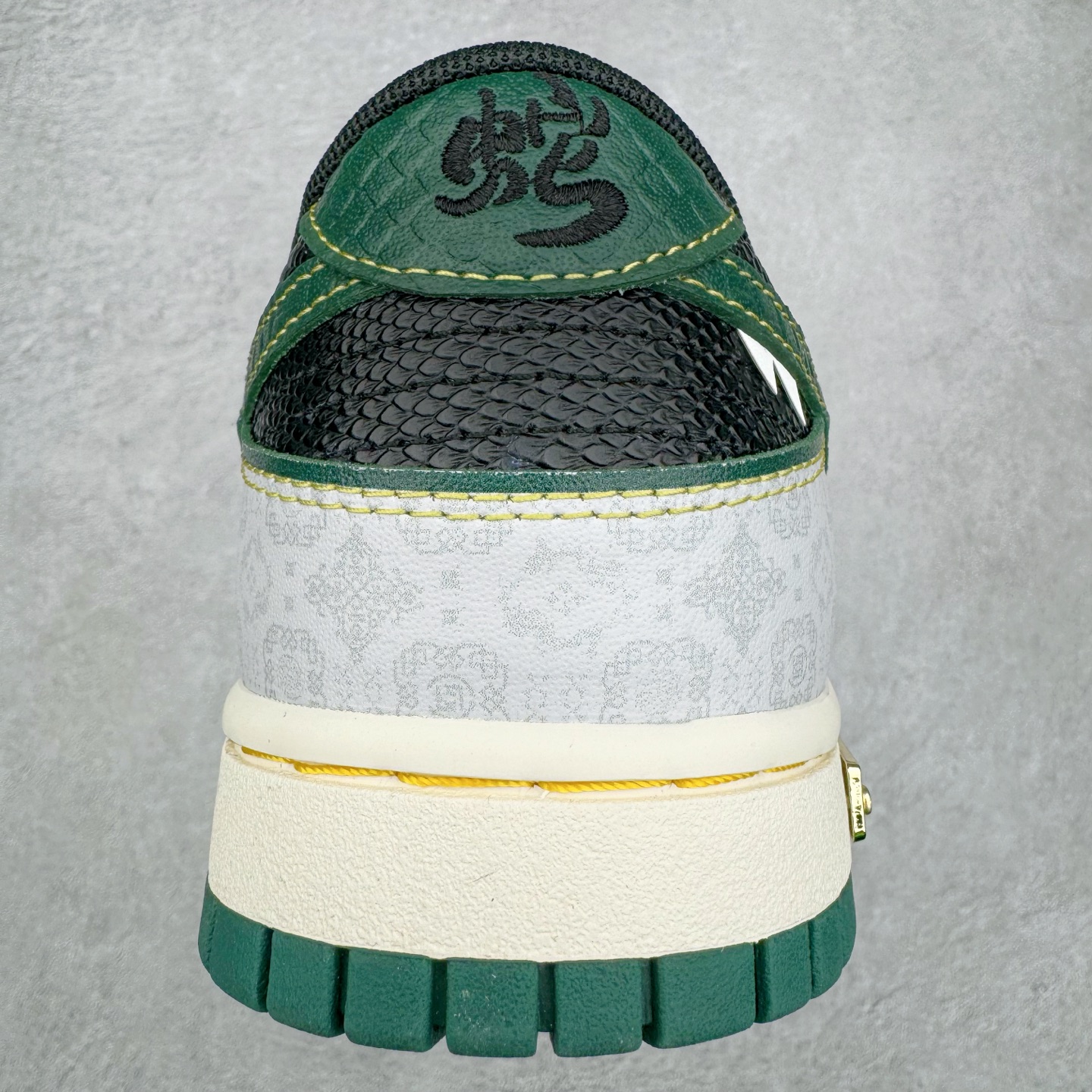 图片[8]-＃YC纯原 NK Dunk Low 蛇年限定 巳蛇 GB1220-006 定制系列天花板 无原鞋不开发 全系列得物原鞋一比一校对开发 配色持续更新中 终端对接 优势输出 全套原厂楦头原纸板数据档案倾力打造 原汁原味莞产 极致还原 圈内最强针车工艺 高端零售指定版 广东原厂配套原盒原标 鞋盒分三个尺码段 原厂冲刀 超高清洁度 全鞋零毛边皮料切割 采用原厂百宏鞋带以及原厂百宏织唛舌标 内标可供原厂几率过验 进口原装条纹中底布 四线拉帮白色点胶 原厂拉帮手法遵循公司 原厂电绣 极致还原 尺码：36 36.5 37.5 38 38.5 39 40 40.5 41 42 42.5 43 44 44.5 45 46-选品中心