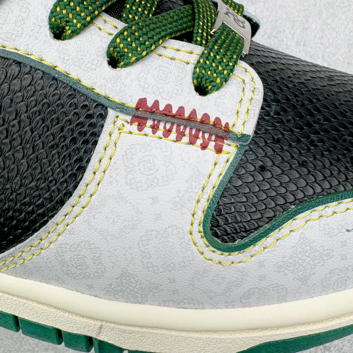 图片[19]-＃YC纯原 NK Dunk Low 蛇年限定 巳蛇 GB1220-006 定制系列天花板 无原鞋不开发 全系列得物原鞋一比一校对开发 配色持续更新中 终端对接 优势输出 全套原厂楦头原纸板数据档案倾力打造 原汁原味莞产 极致还原 圈内最强针车工艺 高端零售指定版 广东原厂配套原盒原标 鞋盒分三个尺码段 原厂冲刀 超高清洁度 全鞋零毛边皮料切割 采用原厂百宏鞋带以及原厂百宏织唛舌标 内标可供原厂几率过验 进口原装条纹中底布 四线拉帮白色点胶 原厂拉帮手法遵循公司 原厂电绣 极致还原 尺码：36 36.5 37.5 38 38.5 39 40 40.5 41 42 42.5 43 44 44.5 45 46-选品中心