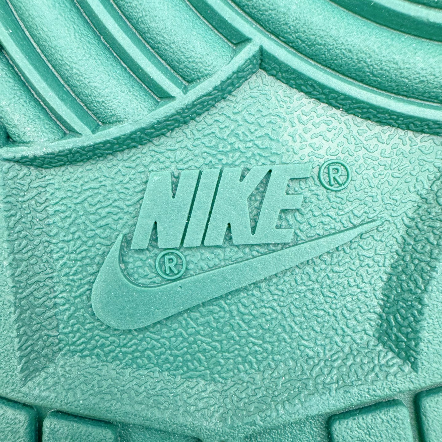 图片[22]-＃YC纯原 NK Dunk Low 蛇年限定 巳蛇 GB1220-006 定制系列天花板 无原鞋不开发 全系列得物原鞋一比一校对开发 配色持续更新中 终端对接 优势输出 全套原厂楦头原纸板数据档案倾力打造 原汁原味莞产 极致还原 圈内最强针车工艺 高端零售指定版 广东原厂配套原盒原标 鞋盒分三个尺码段 原厂冲刀 超高清洁度 全鞋零毛边皮料切割 采用原厂百宏鞋带以及原厂百宏织唛舌标 内标可供原厂几率过验 进口原装条纹中底布 四线拉帮白色点胶 原厂拉帮手法遵循公司 原厂电绣 极致还原 尺码：36 36.5 37.5 38 38.5 39 40 40.5 41 42 42.5 43 44 44.5 45 46-选品中心