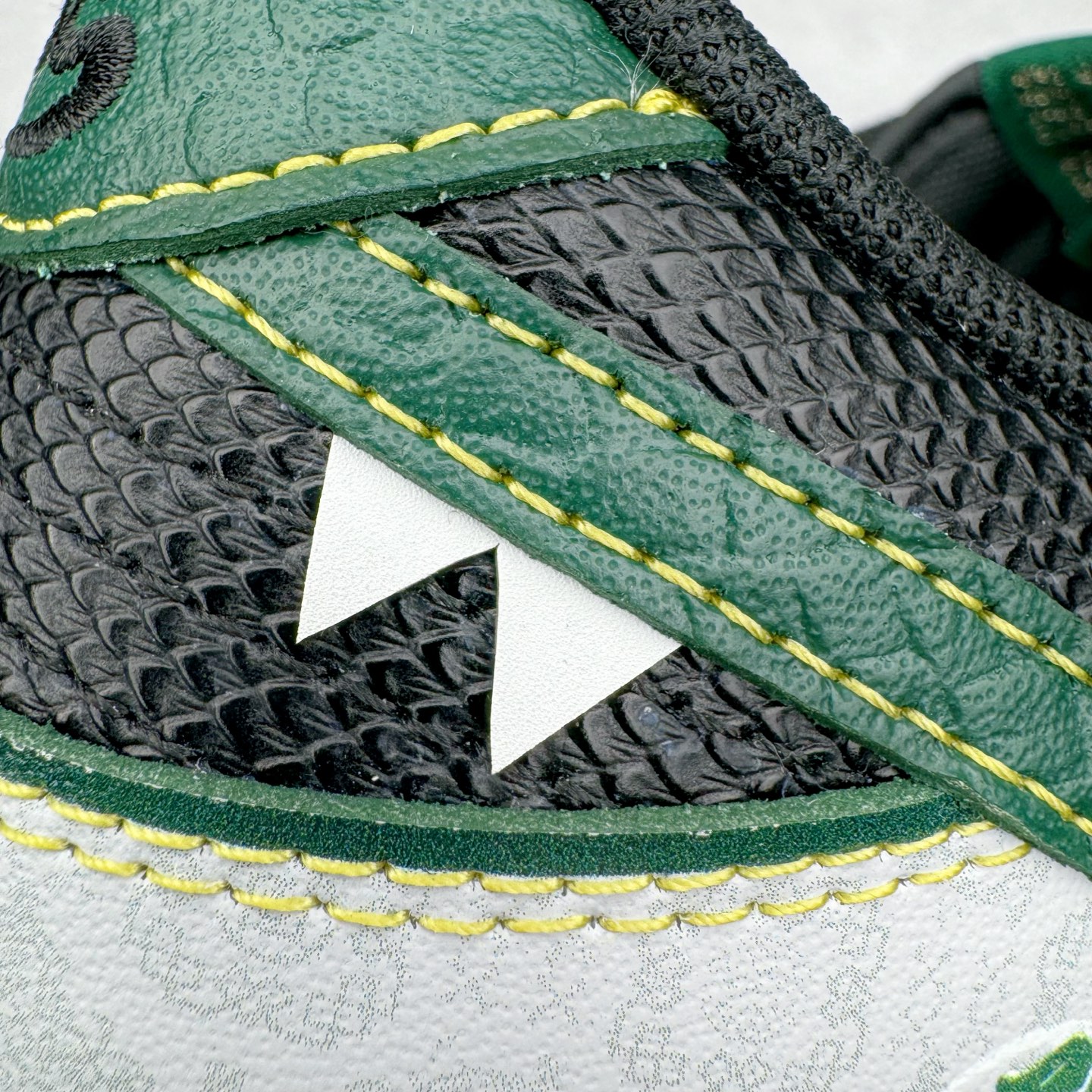 图片[18]-＃YC纯原 NK Dunk Low 蛇年限定 巳蛇 GB1220-006 定制系列天花板 无原鞋不开发 全系列得物原鞋一比一校对开发 配色持续更新中 终端对接 优势输出 全套原厂楦头原纸板数据档案倾力打造 原汁原味莞产 极致还原 圈内最强针车工艺 高端零售指定版 广东原厂配套原盒原标 鞋盒分三个尺码段 原厂冲刀 超高清洁度 全鞋零毛边皮料切割 采用原厂百宏鞋带以及原厂百宏织唛舌标 内标可供原厂几率过验 进口原装条纹中底布 四线拉帮白色点胶 原厂拉帮手法遵循公司 原厂电绣 极致还原 尺码：36 36.5 37.5 38 38.5 39 40 40.5 41 42 42.5 43 44 44.5 45 46-选品中心