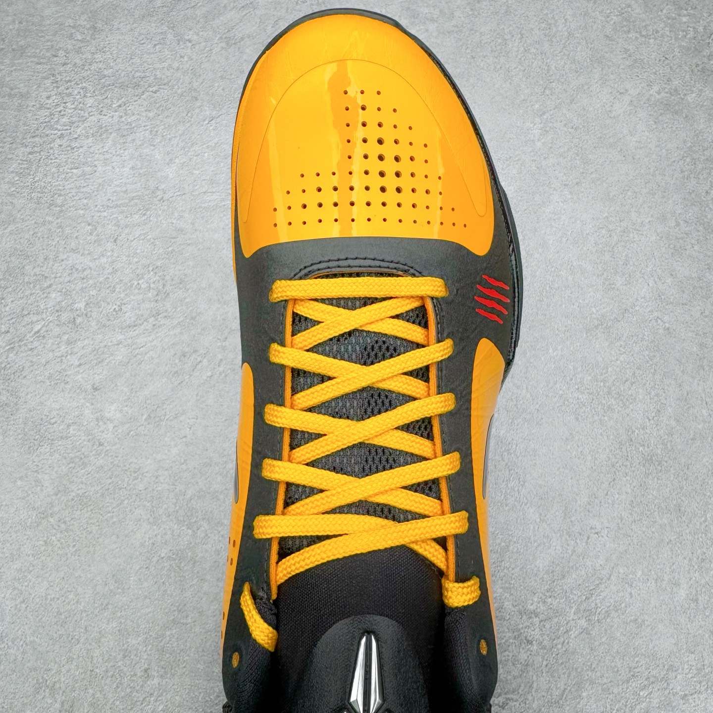 图片[4]-＃Star NK Zoom Kobe \\\”Bruce Lee\\\” 科比5代 李小龙黑黄 CD4991-700 圈内顶级批次 完美复刻公司货 前掌超大Zoom Turbo气垫 后掌EVA缓震 真正的原汁原味 还原ZP脚感 全身鞋材卡料色独家定制 唯一正确喷漆工艺Swoosh 正确凹凸蛇鳞工艺 正确鞋面渐变效果 内全置真动飞态线 独立原厂模具 最大尺码达到49.5码 首批不拼图大几率过验 亲测已过 支持各种高强度实战 无需担心 上脚价 补货周期极长 脚宽建议买大半码 科比系列前掌偏窄 不影响二次销售 支持七天无理由退换 尺码：40 40.5 41 42 42.5 43 44 44.5 45 45.5 46 47.5 48.5-选品中心