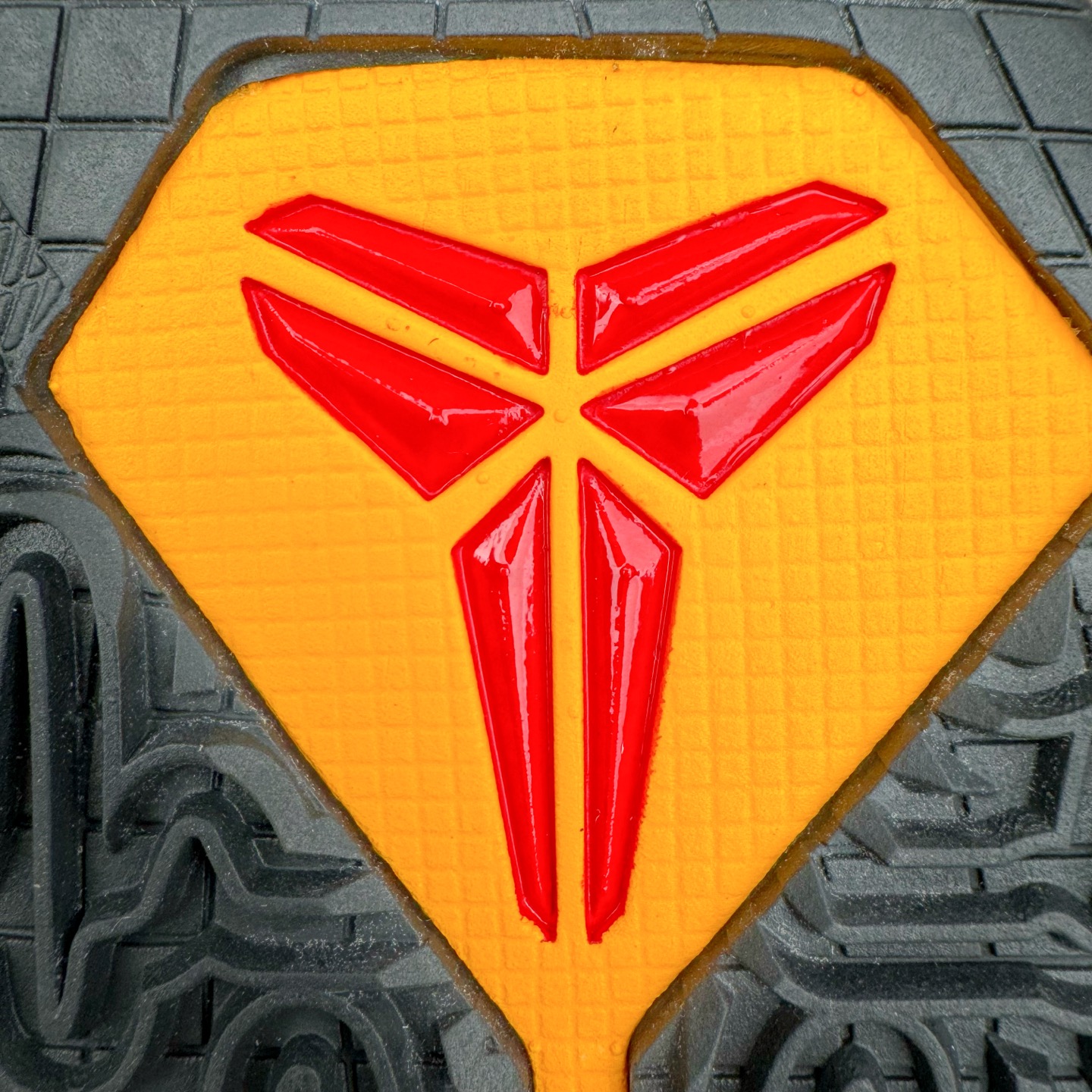 图片[22]-＃Star NK Zoom Kobe \\\”Bruce Lee\\\” 科比5代 李小龙黑黄 CD4991-700 圈内顶级批次 完美复刻公司货 前掌超大Zoom Turbo气垫 后掌EVA缓震 真正的原汁原味 还原ZP脚感 全身鞋材卡料色独家定制 唯一正确喷漆工艺Swoosh 正确凹凸蛇鳞工艺 正确鞋面渐变效果 内全置真动飞态线 独立原厂模具 最大尺码达到49.5码 首批不拼图大几率过验 亲测已过 支持各种高强度实战 无需担心 上脚价 补货周期极长 脚宽建议买大半码 科比系列前掌偏窄 不影响二次销售 支持七天无理由退换 尺码：40 40.5 41 42 42.5 43 44 44.5 45 45.5 46 47.5 48.5-选品中心