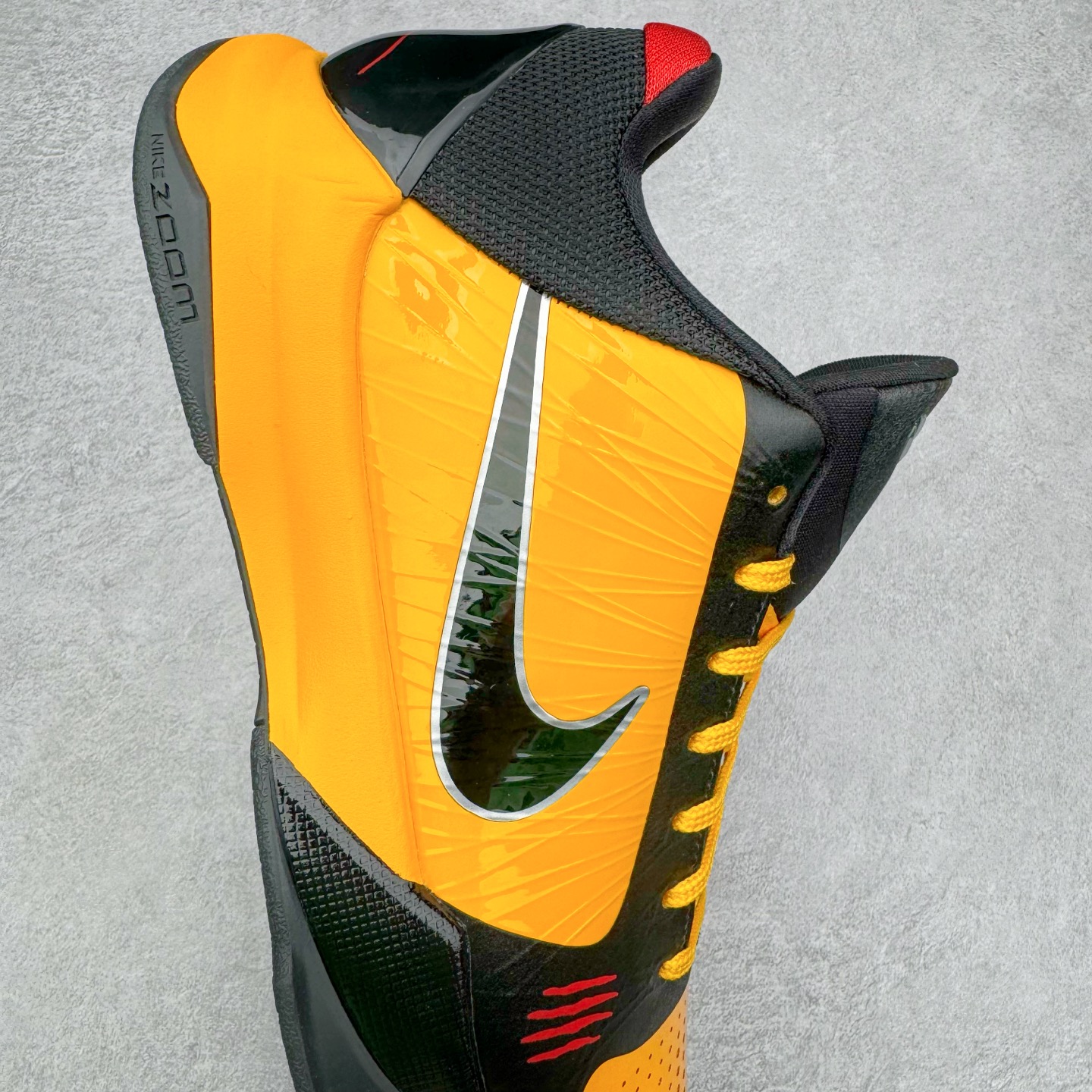 图片[6]-＃Star NK Zoom Kobe \\\”Bruce Lee\\\” 科比5代 李小龙黑黄 CD4991-700 圈内顶级批次 完美复刻公司货 前掌超大Zoom Turbo气垫 后掌EVA缓震 真正的原汁原味 还原ZP脚感 全身鞋材卡料色独家定制 唯一正确喷漆工艺Swoosh 正确凹凸蛇鳞工艺 正确鞋面渐变效果 内全置真动飞态线 独立原厂模具 最大尺码达到49.5码 首批不拼图大几率过验 亲测已过 支持各种高强度实战 无需担心 上脚价 补货周期极长 脚宽建议买大半码 科比系列前掌偏窄 不影响二次销售 支持七天无理由退换 尺码：40 40.5 41 42 42.5 43 44 44.5 45 45.5 46 47.5 48.5-选品中心