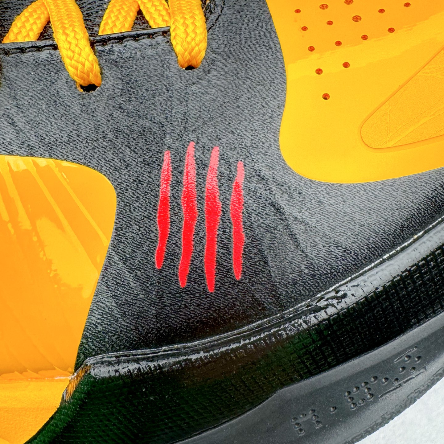 图片[18]-＃Star NK Zoom Kobe \\\”Bruce Lee\\\” 科比5代 李小龙黑黄 CD4991-700 圈内顶级批次 完美复刻公司货 前掌超大Zoom Turbo气垫 后掌EVA缓震 真正的原汁原味 还原ZP脚感 全身鞋材卡料色独家定制 唯一正确喷漆工艺Swoosh 正确凹凸蛇鳞工艺 正确鞋面渐变效果 内全置真动飞态线 独立原厂模具 最大尺码达到49.5码 首批不拼图大几率过验 亲测已过 支持各种高强度实战 无需担心 上脚价 补货周期极长 脚宽建议买大半码 科比系列前掌偏窄 不影响二次销售 支持七天无理由退换 尺码：40 40.5 41 42 42.5 43 44 44.5 45 45.5 46 47.5 48.5-选品中心