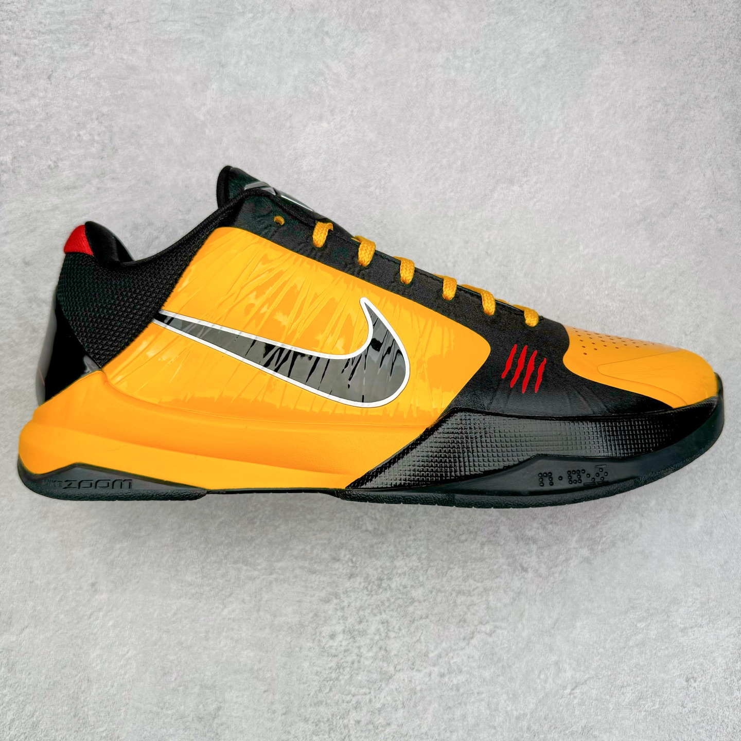 ＃Star NK Zoom Kobe \\\”Bruce Lee\\\” 科比5代 李小龙黑黄 CD4991-700 圈内顶级批次 完美复刻公司货 前掌超大Zoom Turbo气垫 后掌EVA缓震 真正的原汁原味 还原ZP脚感 全身鞋材卡料色独家定制 唯一正确喷漆工艺Swoosh 正确凹凸蛇鳞工艺 正确鞋面渐变效果 内全置真动飞态线 独立原厂模具 最大尺码达到49.5码 首批不拼图大几率过验 亲测已过 支持各种高强度实战 无需担心 上脚价 补货周期极长 脚宽建议买大半码 科比系列前掌偏窄 不影响二次销售 支持七天无理由退换 尺码：40 40.5 41 42 42.5 43 44 44.5 45 45.5 46 47.5 48.5-选品中心