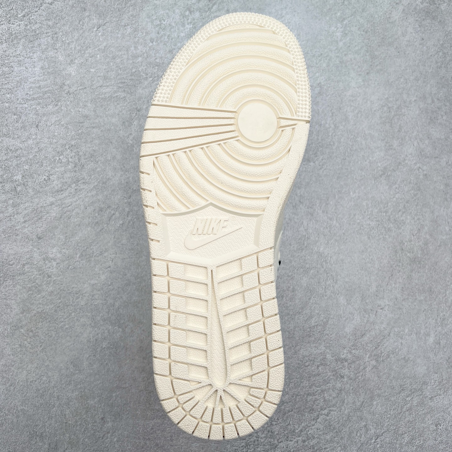 图片[9]-Air Jordan AJ1 Low 低帮定制 SJ9950-017 原厂内置气垫魔块 A模大底 头层小牛皮 鞋舌AJ原厂专用牛津布+AJ专用反口珍珠布+原厂无杂质高弹内里海棉+特殊封边弹力鞋带 尺码：36 36.5 37.5 38 38.5 39 40 40.5 41 42 42.5 43 44 44.5 45 46 47.5-选品中心