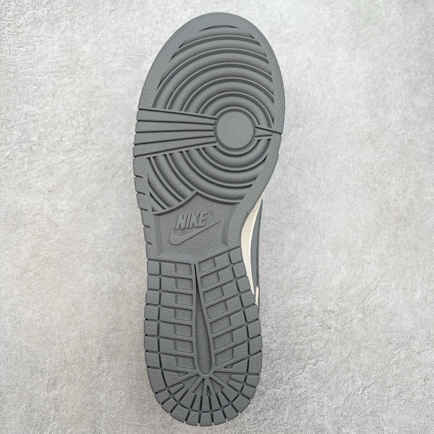 图片[9]-NK Dunk Low 定制配色 KK1333-018 大厂出品 极力推荐 原装头层材料 独家版型蒸餾加工帶來的是更好的视觉和脚感体验大厂纯原品质出货 清洁度 电绣工艺 皮料切割干净无任何毛边 细节完美 尺码：36 36.5 37.5 38 38.5 39 40 40.5 41 42 42.5 43 44 44.5 45-选品中心