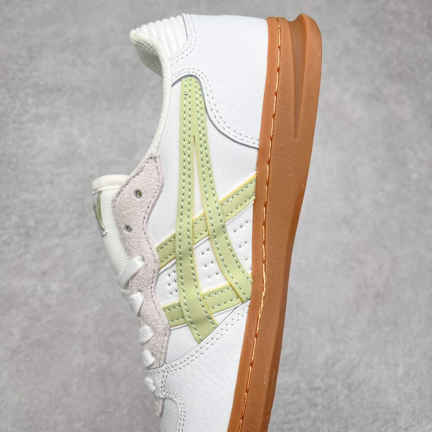 图片[7]-HAY x Asics Skyhand OG 复古运动板鞋 亚瑟士是日本实业家鬼家喜八郎创立的跑鞋运动品牌，名字想法源自著名的拉丁谚语“AnimaSana In Corpore Sano”意为“健全的精神寓于强健的体魄”。正如其名字的含义，ASICS亚瑟士一直坚信保持身体的健康与活力是打造健康快乐的生活方式的最佳途径。亚瑟士的跑鞋、篮球鞋等系列集专业与美貌于一身，拥有极高的热 尺码：36 37 37.5 38 39 39.5 40 40.5 41.5 42 42.5 43.5 44 45-选品中心