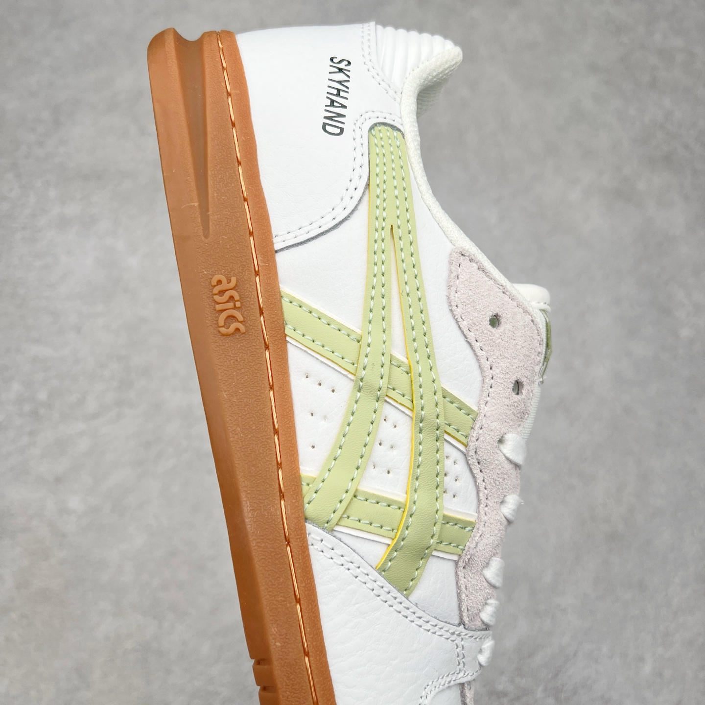 图片[6]-HAY x Asics Skyhand OG 复古运动板鞋 亚瑟士是日本实业家鬼家喜八郎创立的跑鞋运动品牌，名字想法源自著名的拉丁谚语“AnimaSana In Corpore Sano”意为“健全的精神寓于强健的体魄”。正如其名字的含义，ASICS亚瑟士一直坚信保持身体的健康与活力是打造健康快乐的生活方式的最佳途径。亚瑟士的跑鞋、篮球鞋等系列集专业与美貌于一身，拥有极高的热 尺码：36 37 37.5 38 39 39.5 40 40.5 41.5 42 42.5 43.5 44 45-选品中心